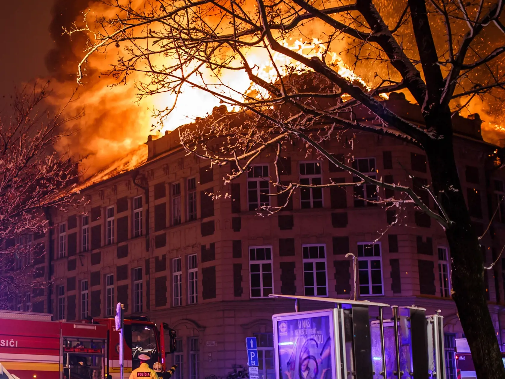 Budovu na rohu ulíc Dr. Kostlivého a Moyzesovej zachvátil požiar pred 18.00 h. 