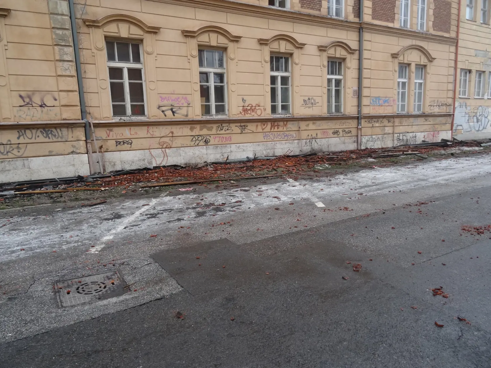 Na chodníku skončili trosky zo strechy.