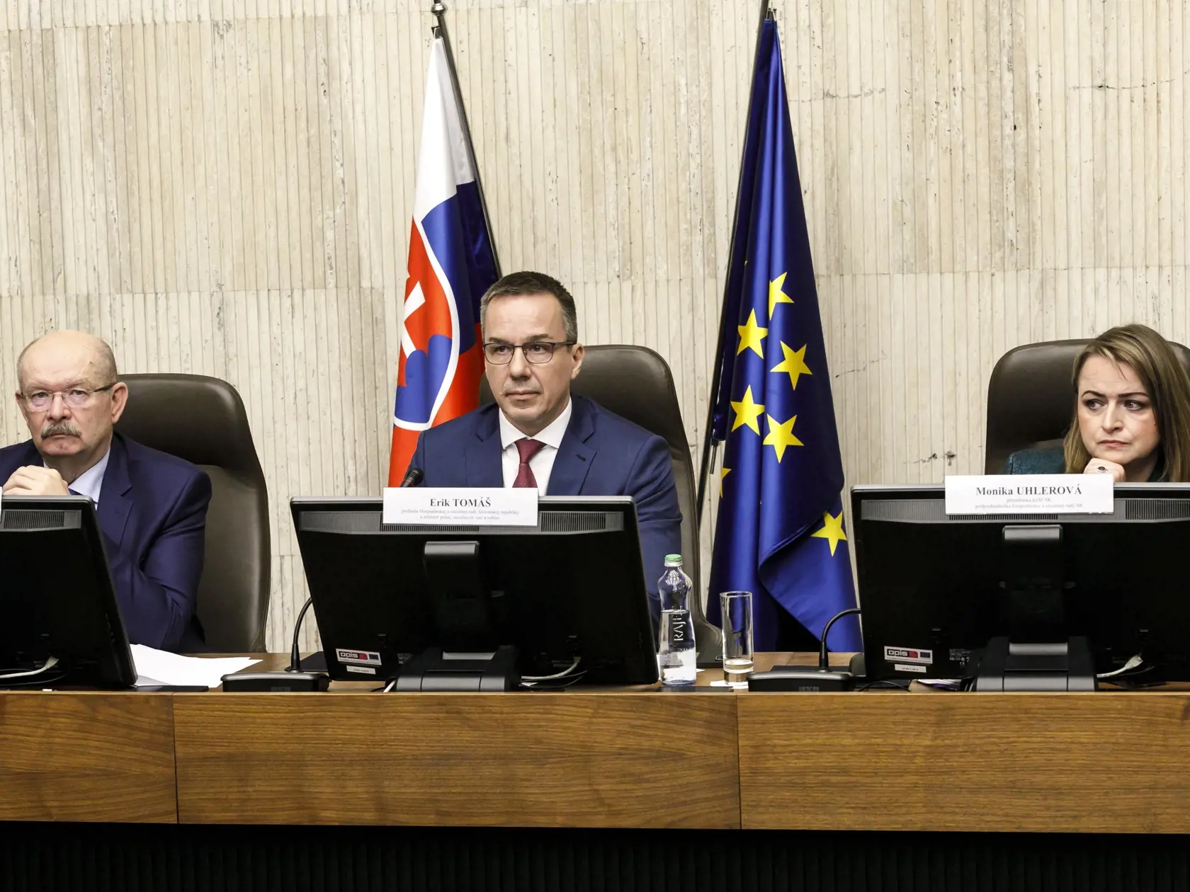Na snímke sprava prezidentka Konfederácie odborových zväzov (KOZ) SR Monika Uhlerová, minister práce, sociálnych vecí a rodiny SR Erik Tomáš (Hlas-SD) a prvý viceprezident Asociácie zamestnávateľských zväzov a združení (AZZZ) SR a prezident Zväzu chemického a farmaceutického priemyslu (ZCHFP) SR Roman Karlubík počas rokovania Hospodárskej a sociálnej rady (HSR) SR na Úrade vlády SR v Bratislave 13. januára 2025.