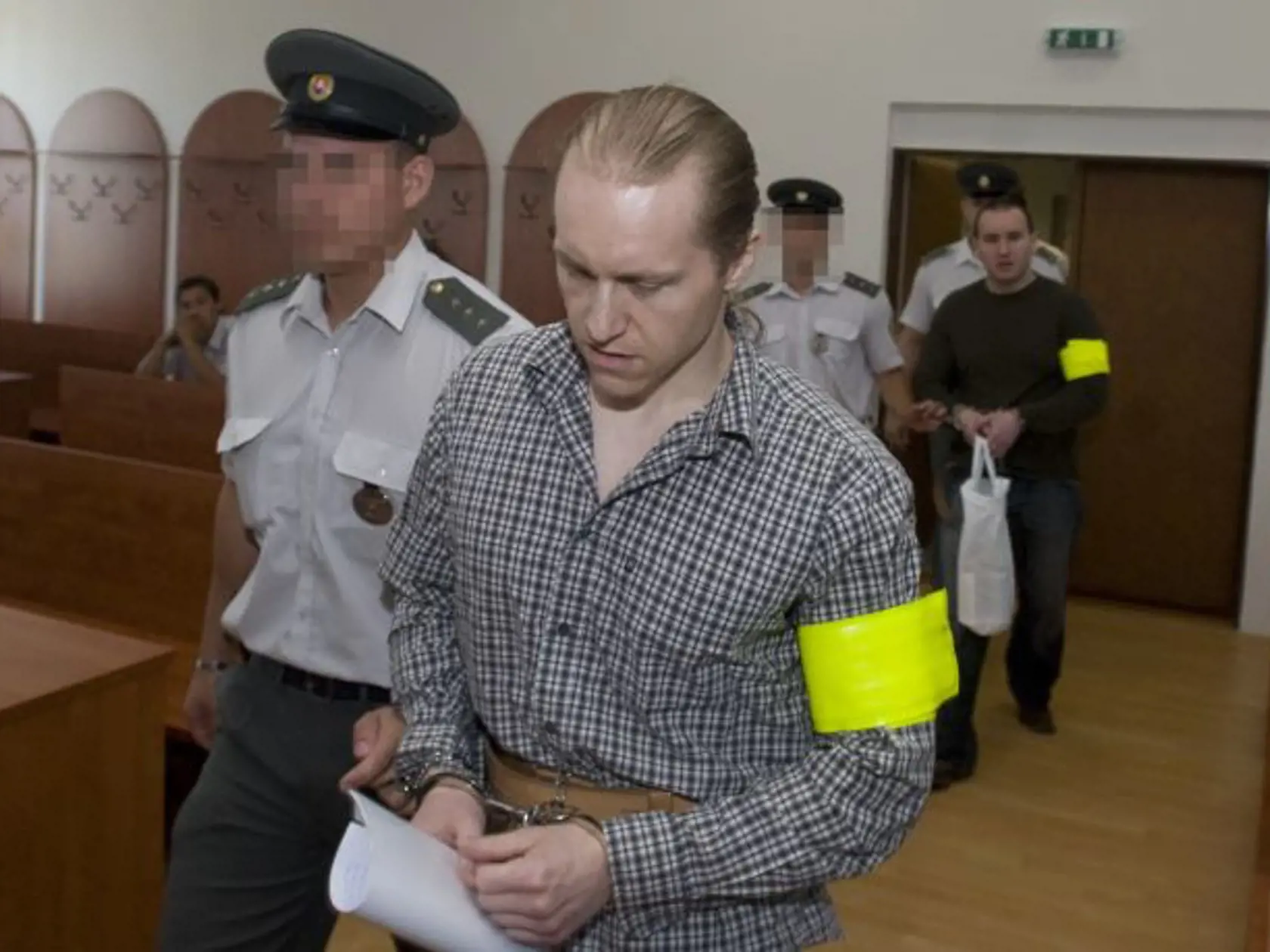Obžalovaní Róbert N.  (v¾avo) a Jozef L. (v pozadí)  prichádzajú v sprievode èlenov justiènej stráže na pojednávanie Špeciálneho súdu v Pezinku 9.júna 2008. FOTO TASR - Tomáš Halász