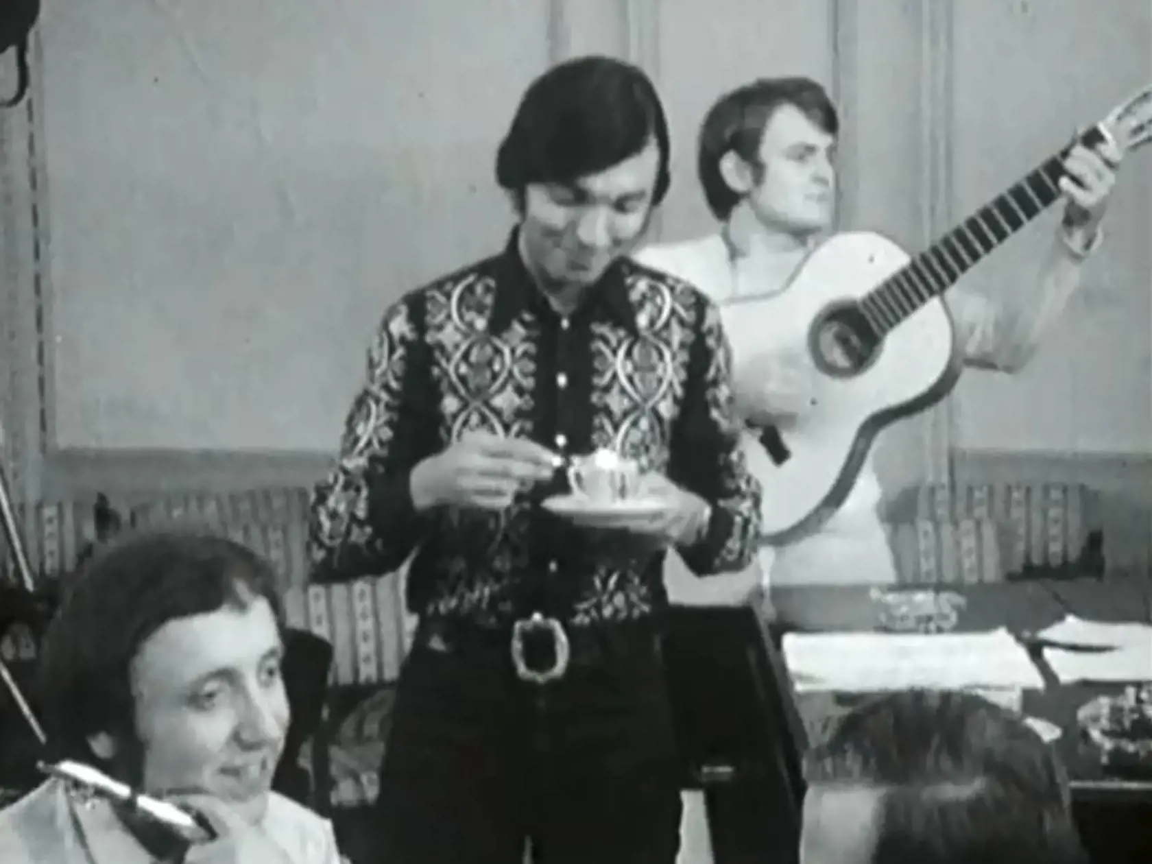 Karel Gott a Ladislav Štaidl v klipe "Já se tiše odporoučím" (1970).