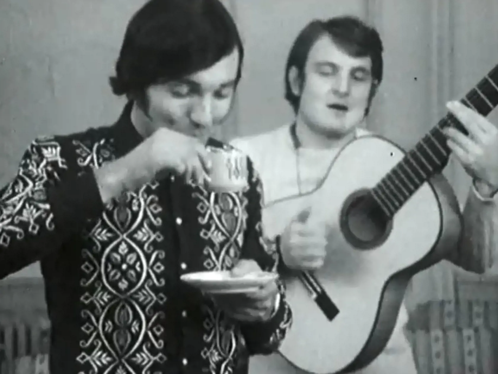 Karel Gott a Ladislav Štaidl v klipe "Já se tiše odporoučím" (1970).