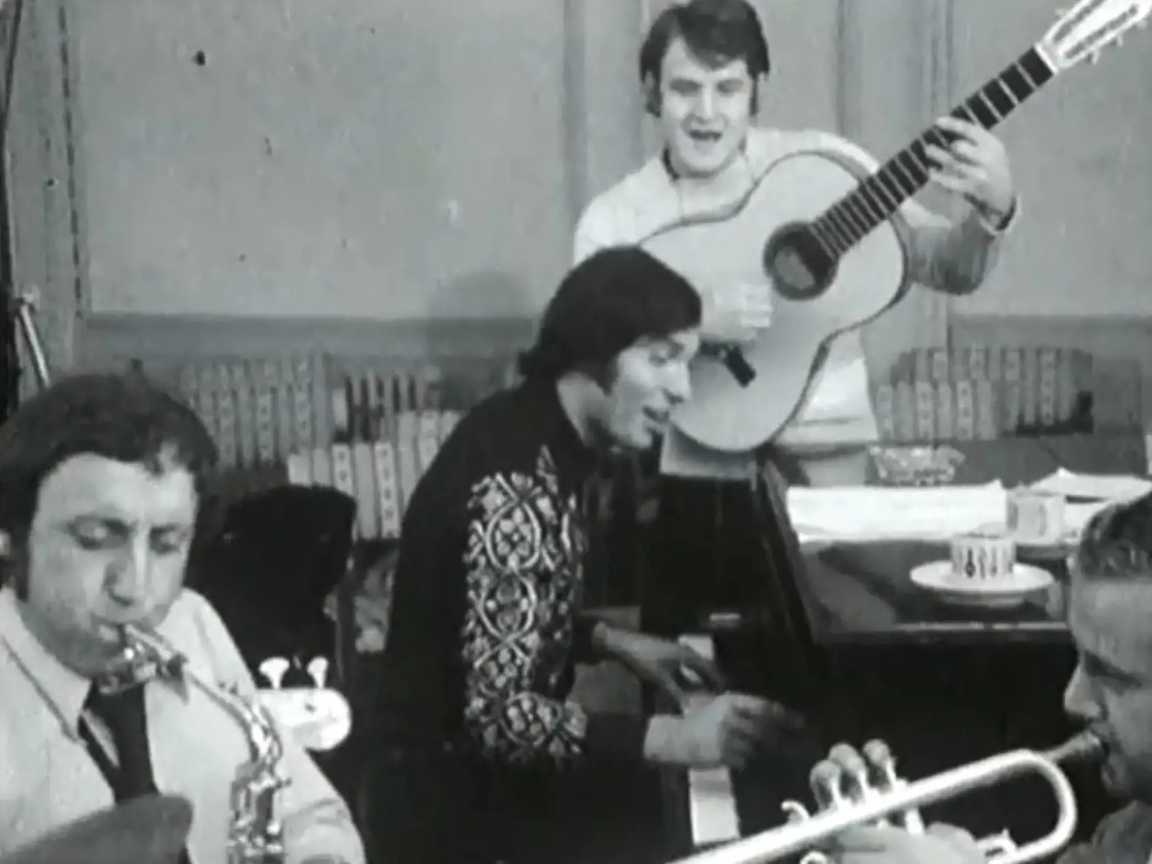 Karel Gott a Ladislav Štaidl v klipe "Já se tiše odporoučím" (1970).