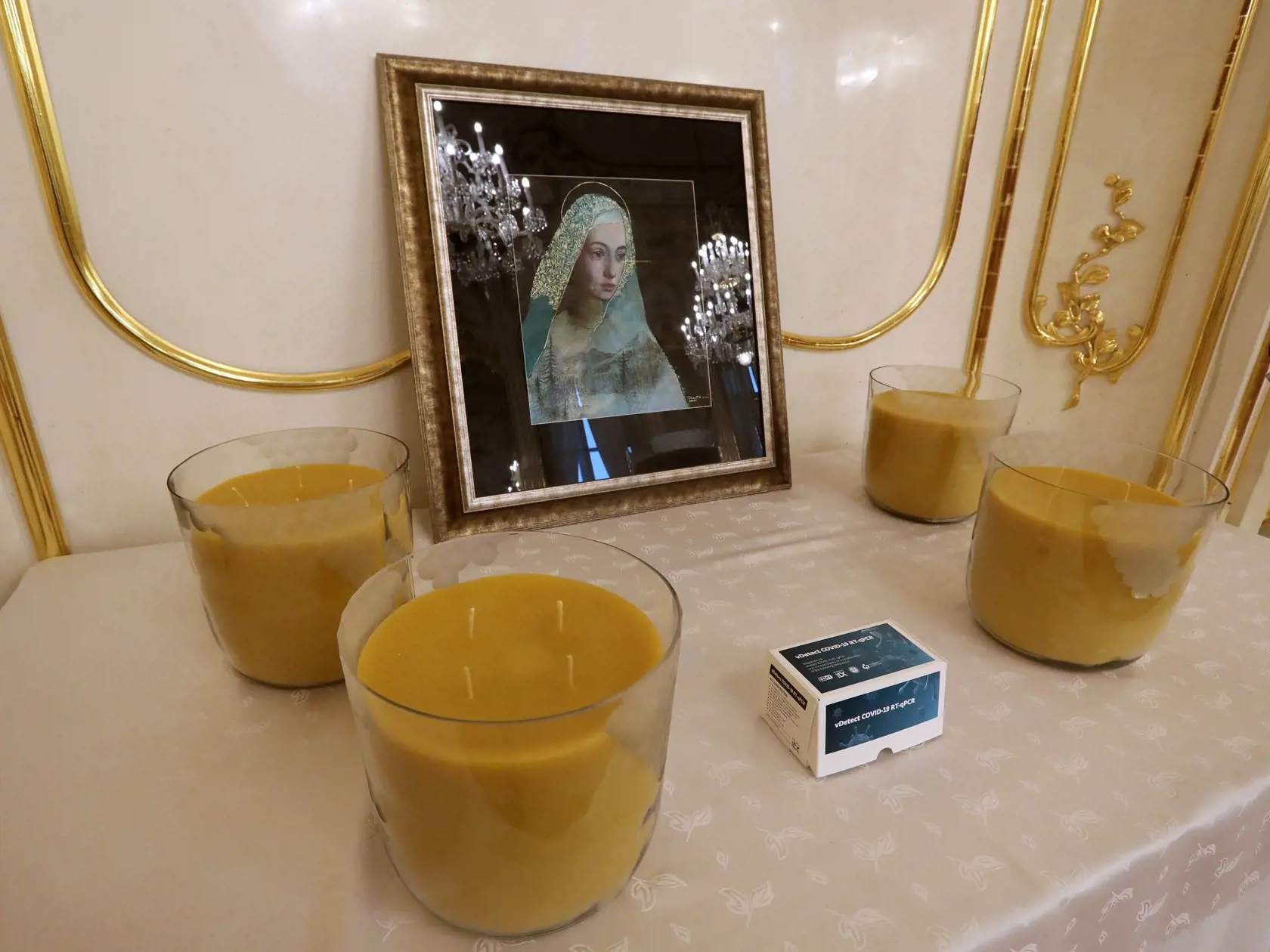 Na snímke dary, ktoré odovzdala prezidentka SR Zuzana Čaputová pápežovi Františkovi počas súkromnej audiencie vo Vatikáne v pondelok 14. decembra 2020. Prezidentka doniesla pápežovi štyri veľké adventné sviece vyrobené v chránenej dielni ľuďmi zo znevýhodneného prostredia. Sviece vyrobili z recyklovaného materiálu, pretože téma klimatických zmien je blízka aj pápežovi. Darovala mu taktiež obraz Panny Márie, ktorá je patrónkou Slovenska. Od slovenských vedcov priniesla Čaputová do Vatikánu 10.000