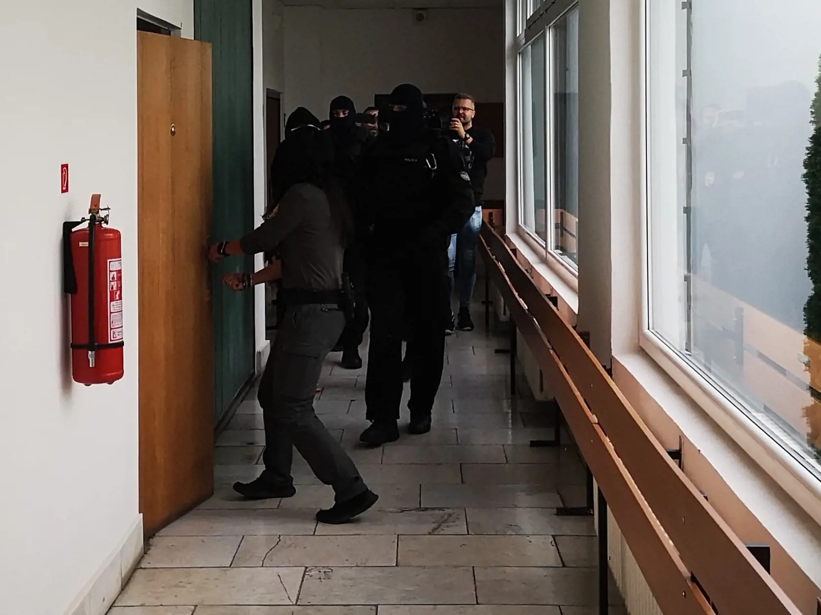 Pred súdom už Daniel taký hrdina nebol. Po celý čas si úzkostlivo zakrýval tvár papiermi aj kapucňou.