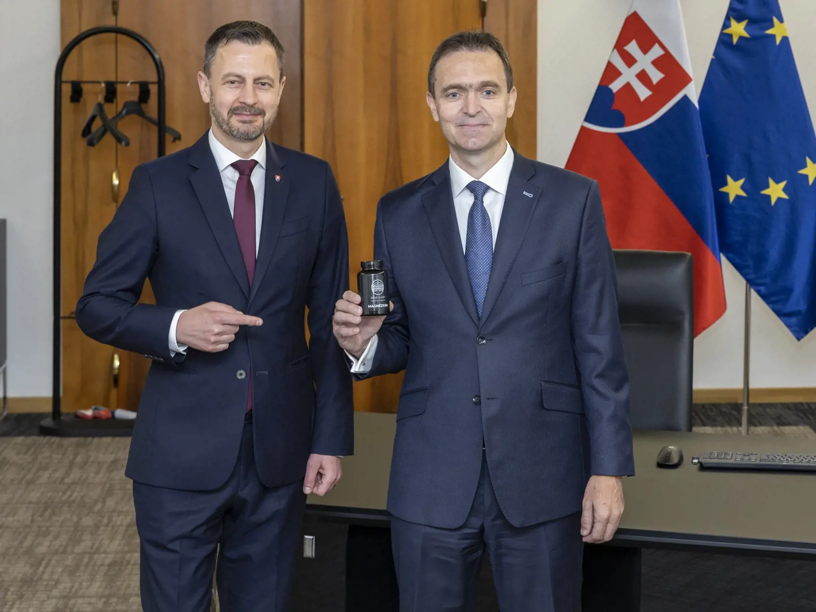 Dosluhujúci predseda vlády Slovenskej republiky Eduard Heger oficiálne odovzáva úrad svojmu nástupcovi Ľudovítovi Ódorovi, ktorého do funkcie vymenovala prezidentka Zuzana Čaputová, ako predsedu úradníckej vlády.