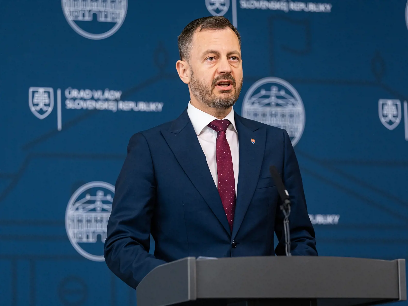 Premiér Eduard Heger oznamuje odchod zo svojej funkcie a zároveň aj pád vlády Slovenskej republiky v Bratislave. 
