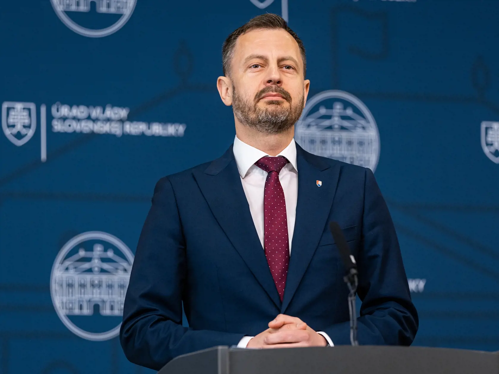 Premiér Eduard Heger oznamuje odchod zo svojej funkcie a zároveň aj pád vlády Slovenskej republiky v Bratislave. 
