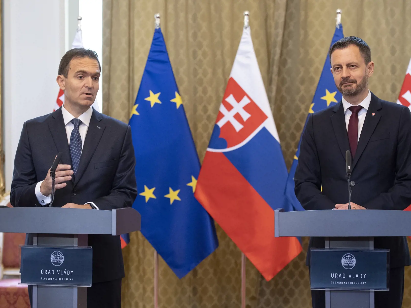 Na snímke vľavo nový predseda vlády SR Ľudovít Ódor a vpravo jeho predchodca Eduard Heger  počas spoločného vyhlásenia na Úrade vlády SR v Bratislave 15. mája 2023. Nový premiér Ľudovít Ódor si v pondelok prevzal od svojho predchodcu Eduarda Hegera Úrad vlády SR. Urobil tak potom, ako ho prezidentka SR Zuzana Čaputová vymenovala do funkcie. Ódor je na čele vlády odborníkov, ktorá vystriedala dočasne poverený kabinet Eduarda Hegera. FOTO TASR - Pavel Neubauer 