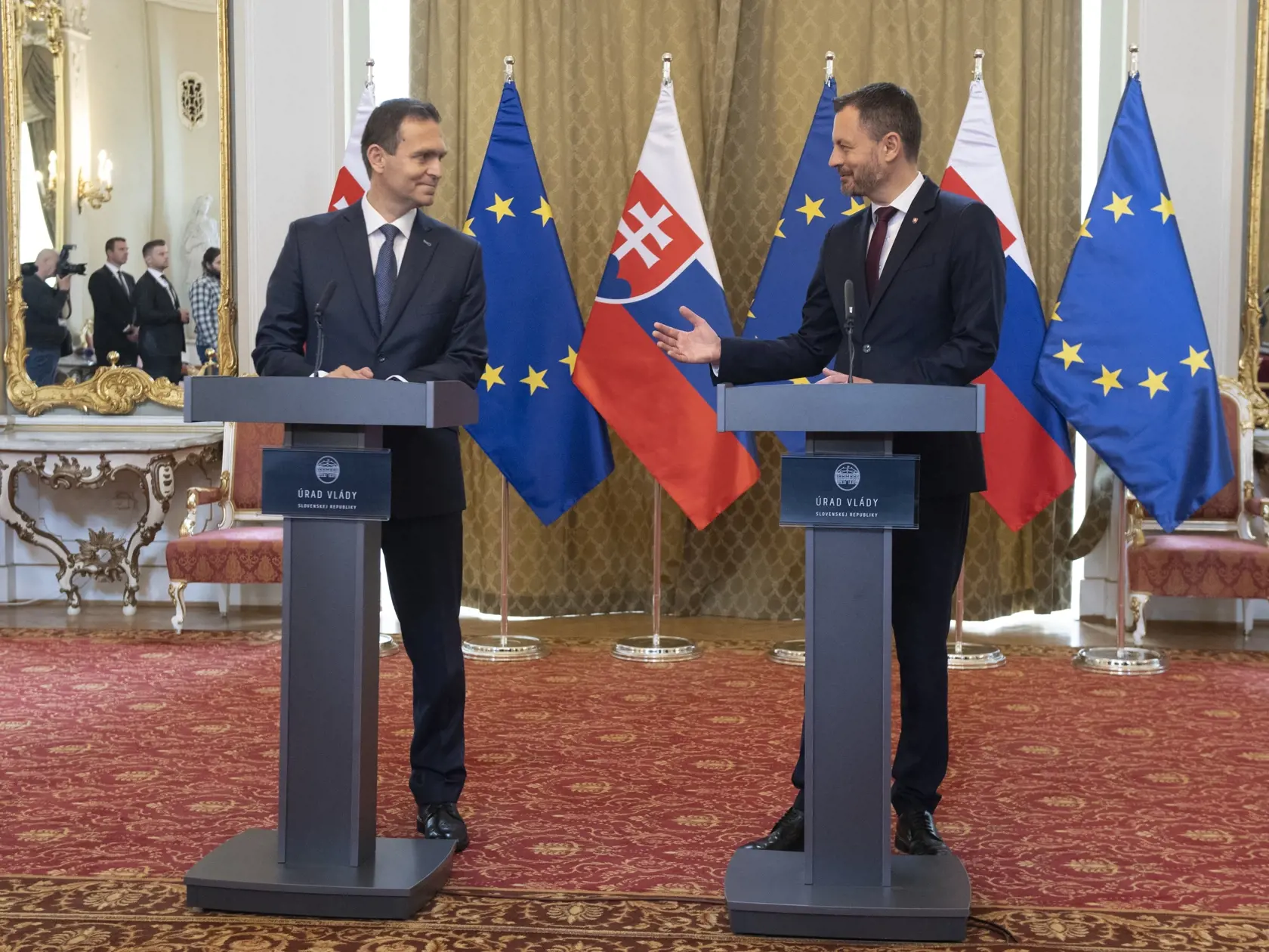 Na snímke vľavo nový predseda vlády SR Ľudovít Ódor a vpravo jeho predchodca Eduard Heger  počas spoločného vyhlásenia na Úrade vlády SR v Bratislave 15. mája 2023. Nový premiér Ľudovít Ódor si v pondelok prevzal od svojho predchodcu Eduarda Hegera Úrad vlády SR. Urobil tak potom, ako ho prezidentka SR Zuzana Čaputová vymenovala do funkcie. Ódor je na čele vlády odborníkov, ktorá vystriedala dočasne poverený kabinet Eduarda Hegera. FOTO TASR - Pavel Neubauer 