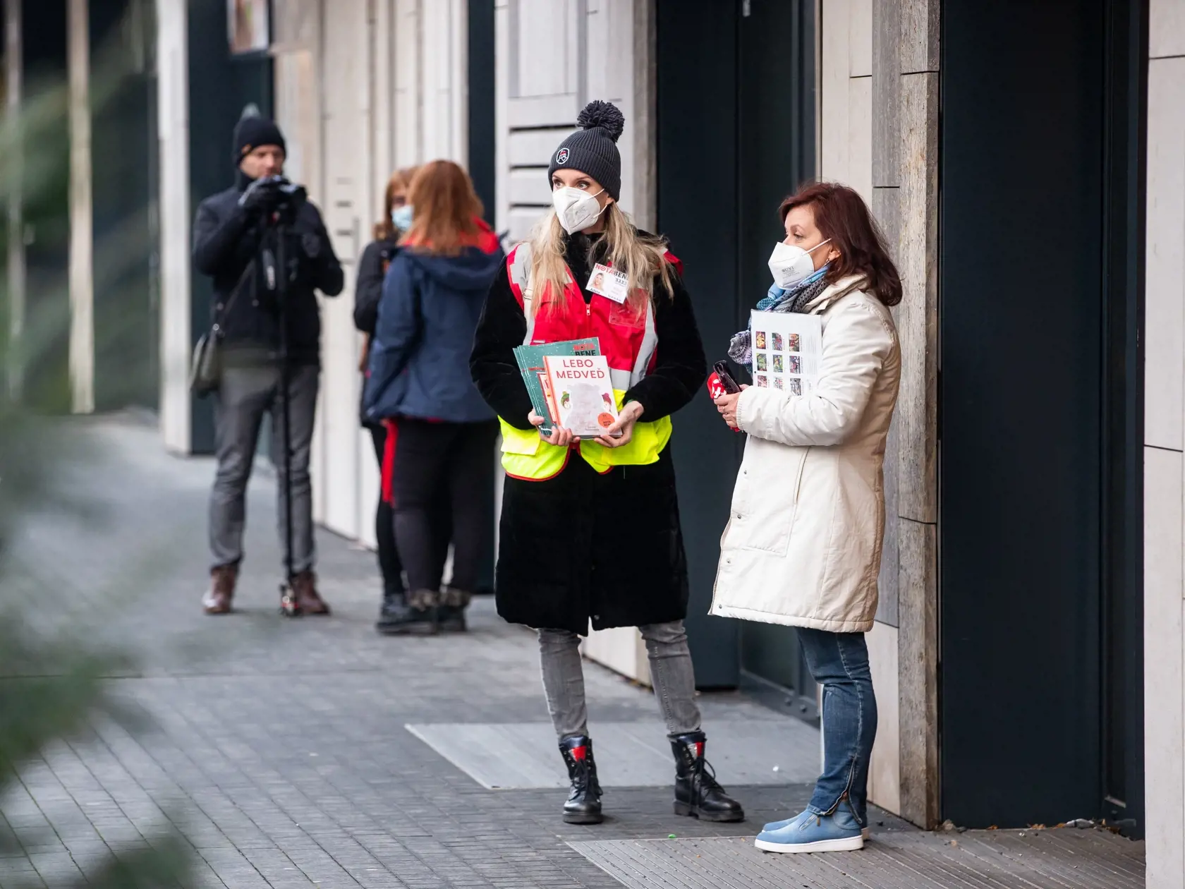 Moderátorka Adela Vinczeová v decembri 2021 predávala na ulici časopisy. Zárobok putoval na pomoc ľuďom bez domova.
