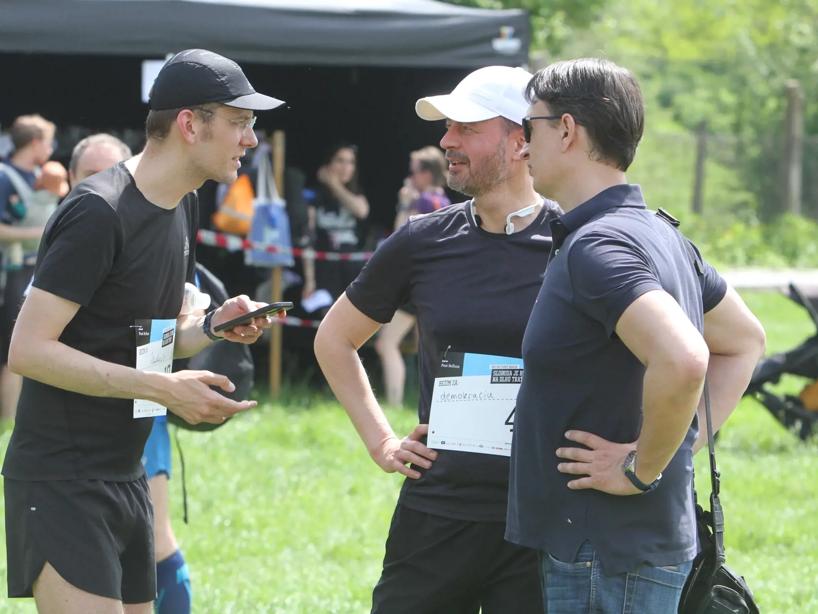 V bratislavskej Devínskej Novej Vsi sa 20. mája uskutočnil charitatívny Beh pre pamäť národa. Na fotografii s bielou šiltovkou a v čiernom tričku expremiér šéf strany Demokrati Eduard Heger.