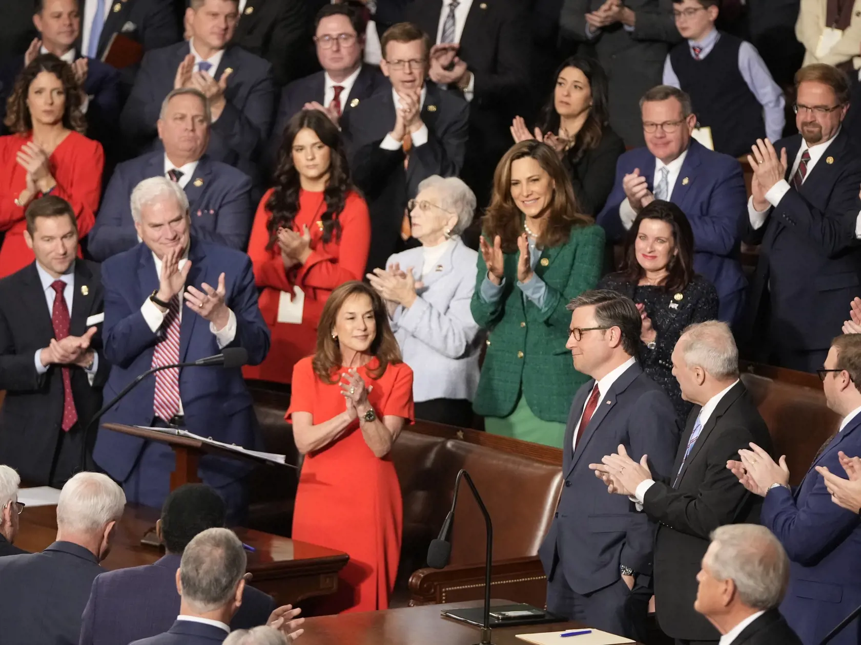 Za ukrajinského prezidenta sa po fiasku v Oválnej pracovni postavili viacerí európski lídri aj vysokopostavení predstavitelia americkej Demokratickej strany, ktorí tvrdia, že Trump sa svojím prístupom nebezpečne približuje k Rusku. Hovorca ruského prezidenta Dmitrij Peskov v nedeľu uviedol, že "dramatický posun v zahraničnej politike" Spojených štátov voči Rusku je "do značnej miery v súlade s víziou" Moskvy.