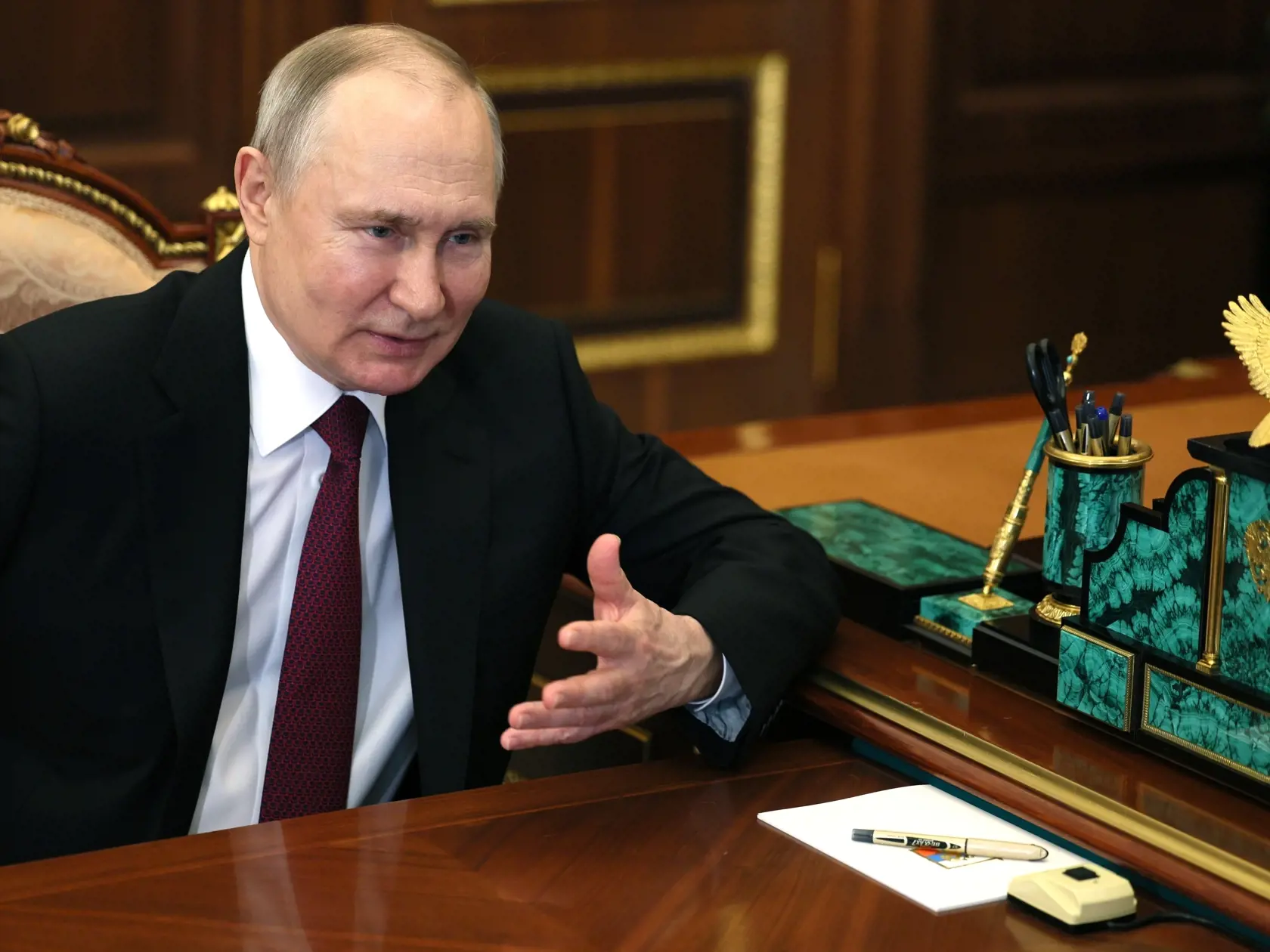 Ruský prezident Vladimir Putin tvrdí, že sa narodil v Petrohrade a jeho rodičia zomreli pred mnohými rokmi. Žena menom Vera však tvrdí opak. Jeho údajná matka zomrela vo veku 97 rokov.