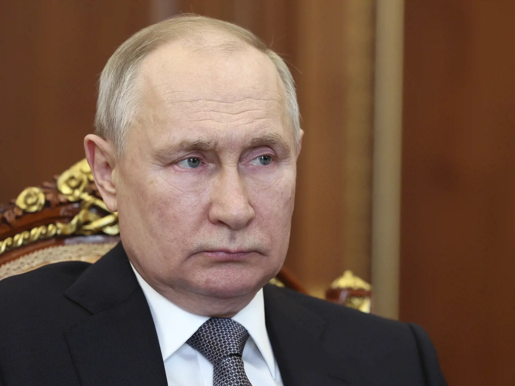 Ruský prezident Vladimir Putin tvrdí, že sa narodil v Petrohrade a jeho rodičia zomreli pred mnohými rokmi. Žena menom Vera však tvrdí opak. Jeho údajná matka zomrela vo veku 97 rokov.
