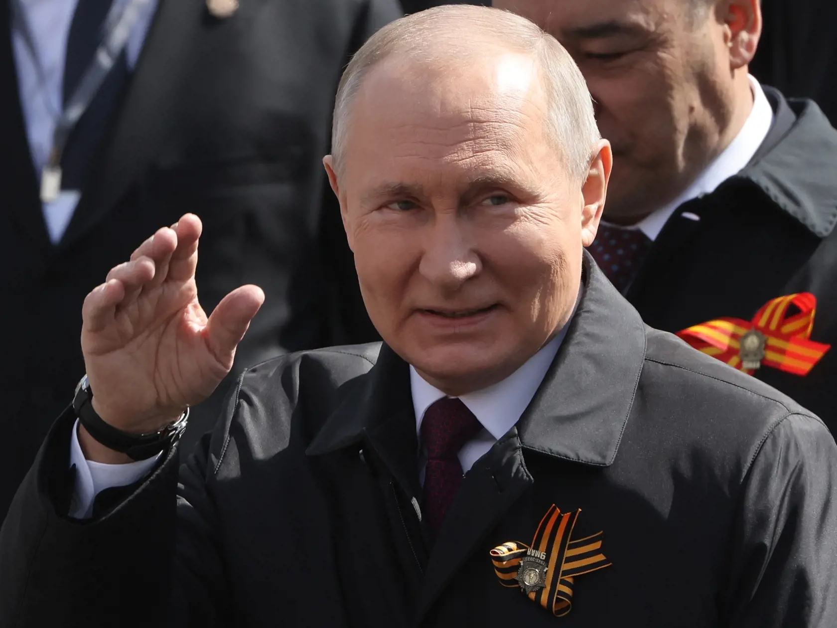 Ruský prezident Vladimir Putin tvrdí, že sa narodil v Petrohrade a jeho rodičia zomreli pred mnohými rokmi. Žena menom Vera však tvrdí opak. Jeho údajná matka zomrela vo veku 97 rokov.