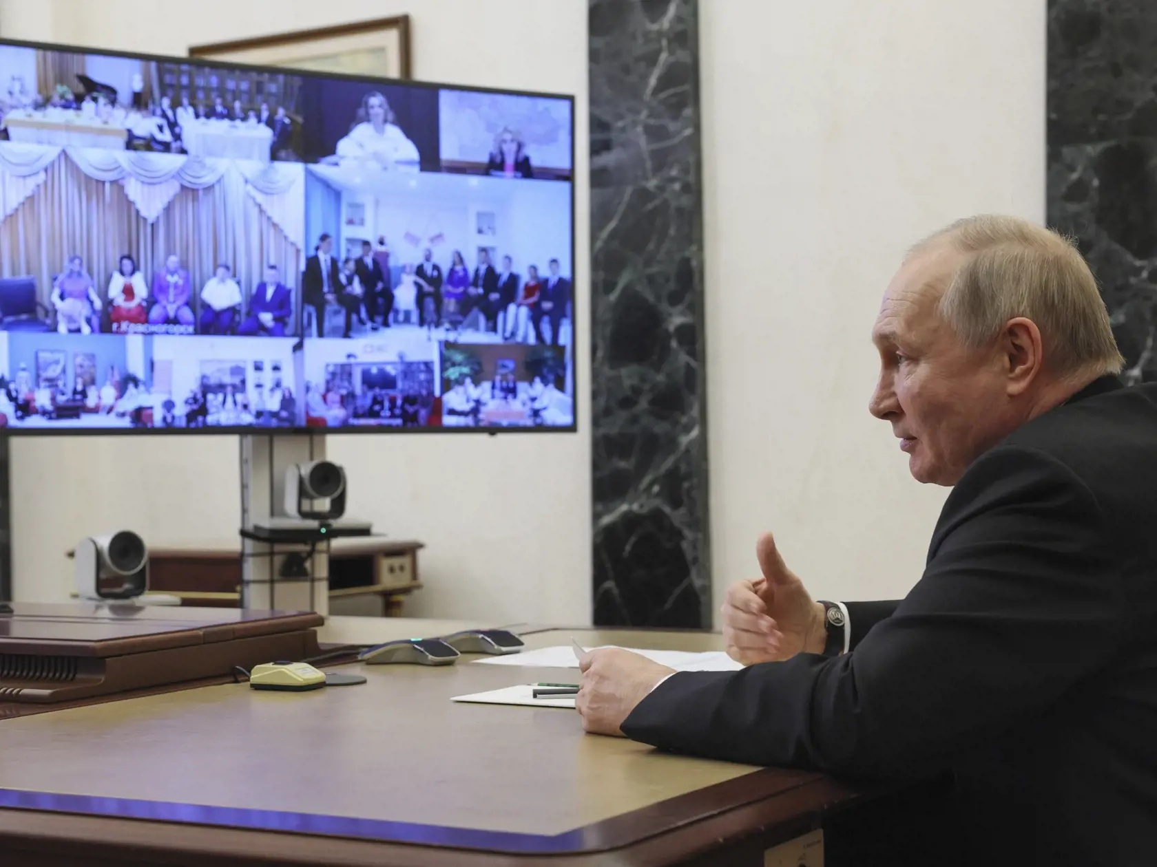 Ruský prezident Vladimir Putin tvrdí, že sa narodil v Petrohrade a jeho rodičia zomreli pred mnohými rokmi. Žena menom Vera však tvrdí opak. Jeho údajná matka zomrela vo veku 97 rokov.