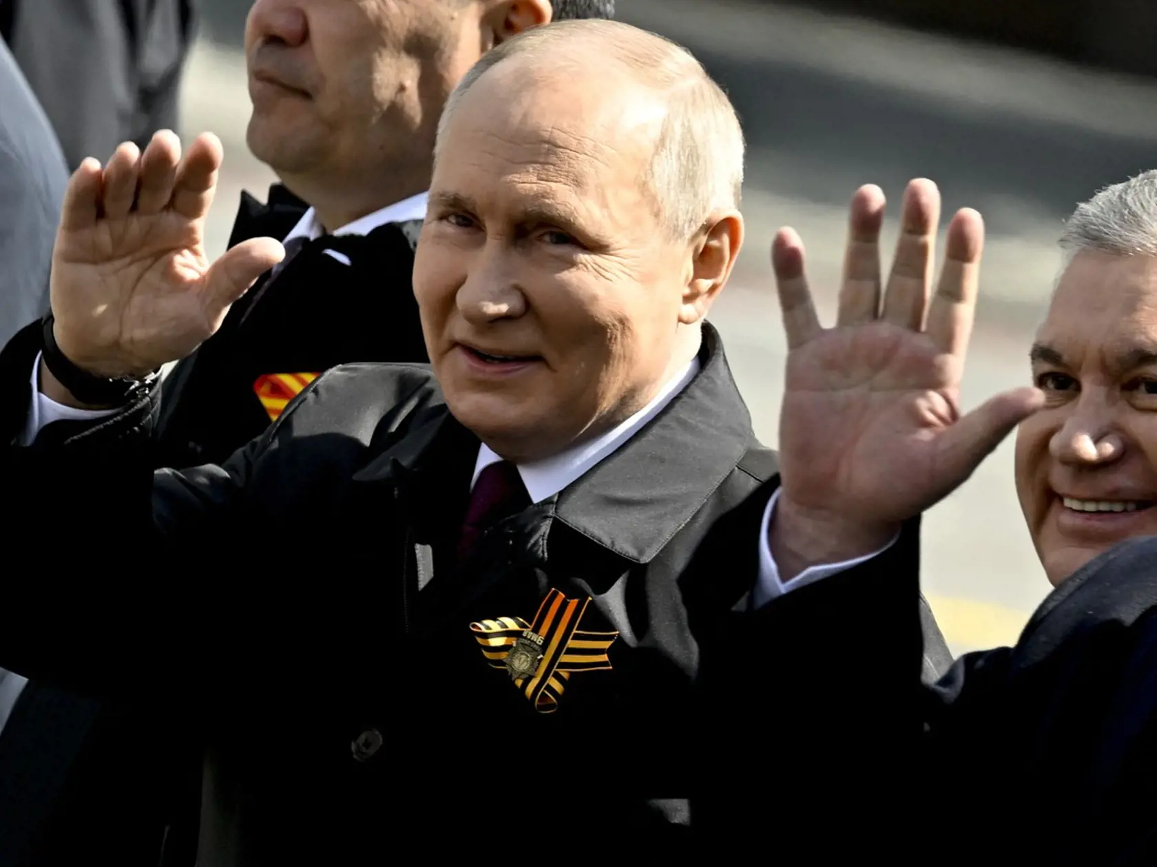 Ruský prezident Vladimir Putin tvrdí, že sa narodil v Petrohrade a jeho rodičia zomreli pred mnohými rokmi. Žena menom Vera však tvrdí opak. Jeho údajná matka zomrela vo veku 97 rokov.