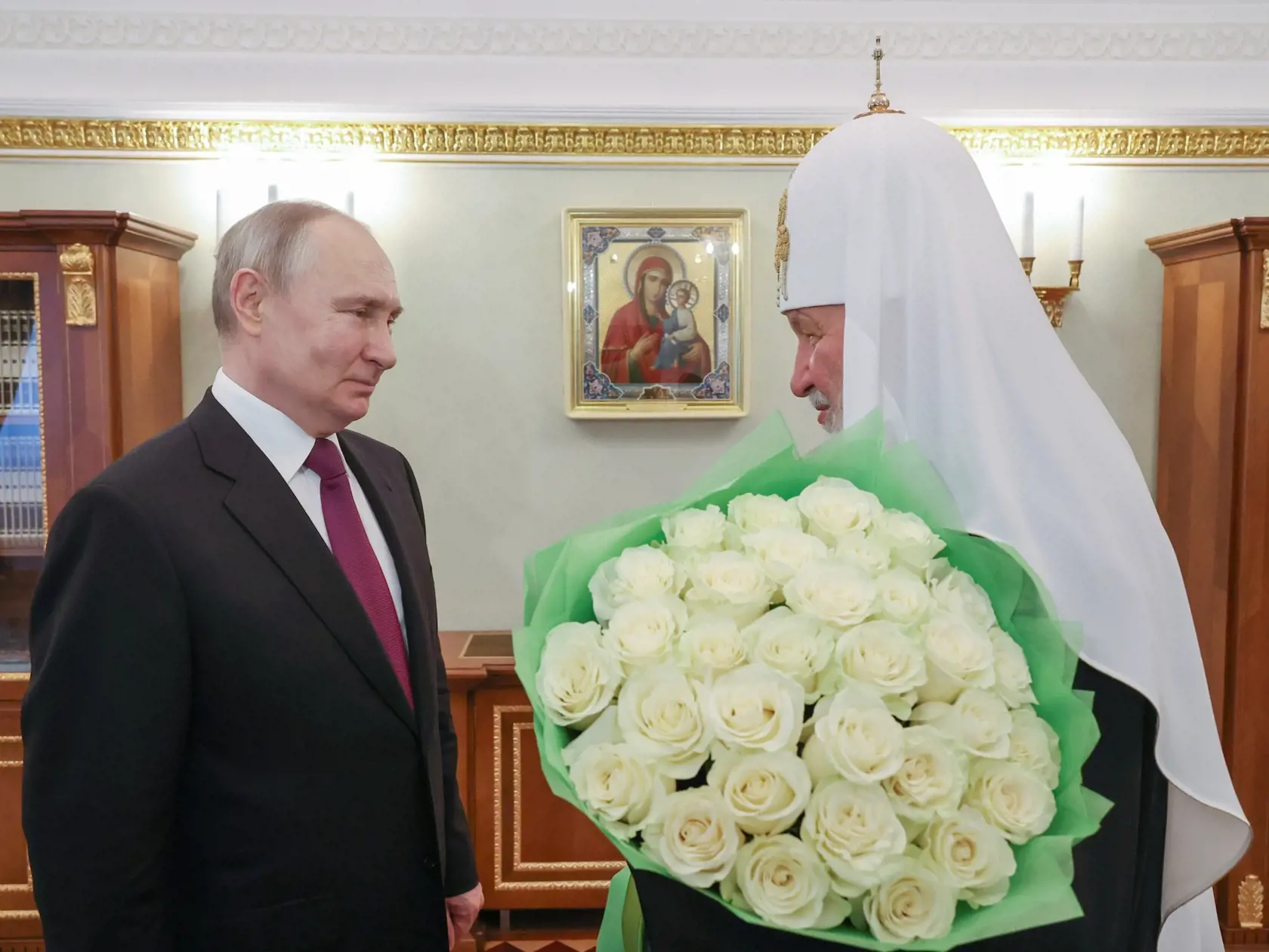 Ruský prezident Vladimir Putin tvrdí, že sa narodil v Petrohrade a jeho rodičia zomreli pred mnohými rokmi. Žena menom Vera však tvrdí opak. Jeho údajná matka zomrela vo veku 97 rokov.