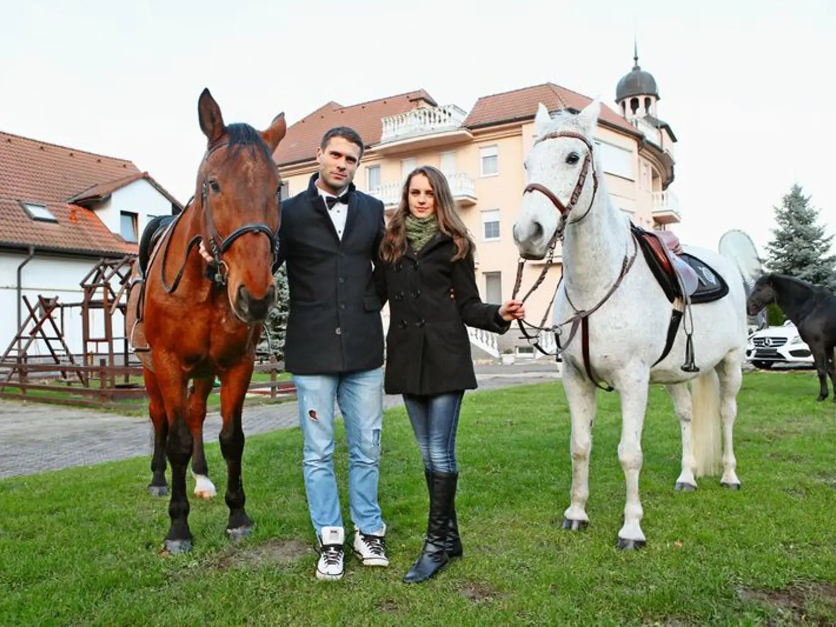 Hlavní hrdinovia budú zväčša v sedle. Ján Dobrík (29) ako Adam a Monika Šagátová (22) ako Hana.