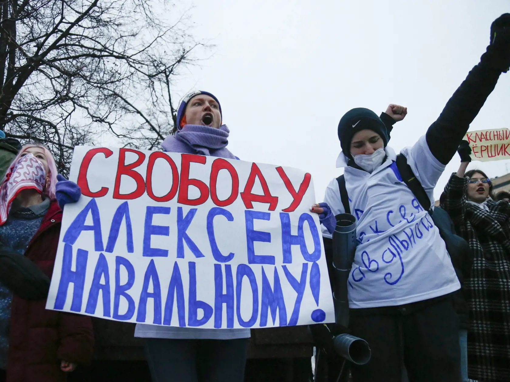 JB 37 Moskva - Demonštranti držia transparent počas protestu proti väzneniu ruského opozičného lídra Alexeja Navaľného v Moskve 23. januára 2021. Na sobotňajšej demonštrácii za prepustenie opozičného politika Alexeja Navaľného v Moskve zadržali aj jeho manželku Juliju. V Moskve a desiatkach ďalších miest v Rusku sa v sobotu konajú nepovolené demonštrácie na podporu Navaľného, ktorého minulý týždeň po návrate z Berlína zadržali na letisku v Moskve a umiestnili do vyšetrovacej väzby. Ruské úrady v