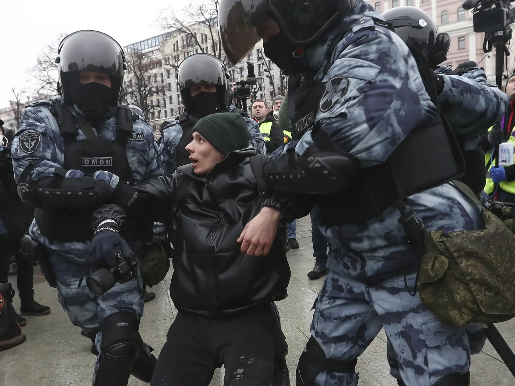 JB 34 Moskva - Policajti zatýkajú muža počas protestu proti väzneniu ruského opozičného lídra Alexeja Navaľného v Moskve 23. januára 2021. Na sobotňajšej demonštrácii za prepustenie opozičného politika Alexeja Navaľného v Moskve zadržali aj jeho manželku Juliju. V Moskve a desiatkach ďalších miest v Rusku sa v sobotu konajú nepovolené demonštrácie na podporu Navaľného, ktorého minulý týždeň po návrate z Berlína zadržali na letisku v Moskve a umiestnili do vyšetrovacej väzby. Ruské úrady varovali