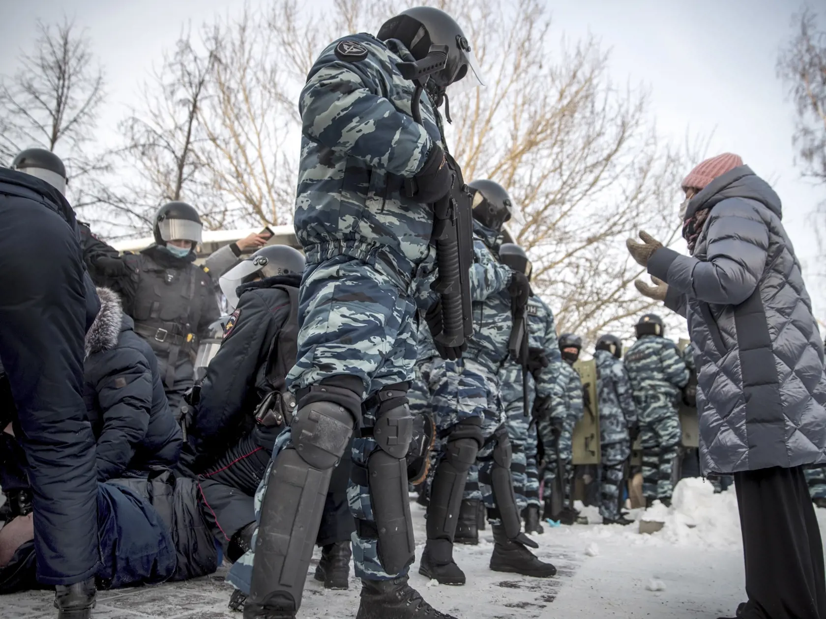 JB 38 Jekaterinburg - Policajti zatýkajú muža počas protestu proti väzneniu ruského opozičného lídra Alexeja Navaľného v Jekaterinburgu 23. januára 2021. Na sobotňajšej demonštrácii za prepustenie opozičného politika Alexeja Navaľného v Moskve zadržali aj jeho manželku Juliju. V Moskve a desiatkach ďalších miest v Rusku sa v sobotu konajú nepovolené demonštrácie na podporu Navaľného, ktorého minulý týždeň po návrate z Berlína zadržali na letisku v Moskve a umiestnili do vyšetrovacej väzby. Ruské