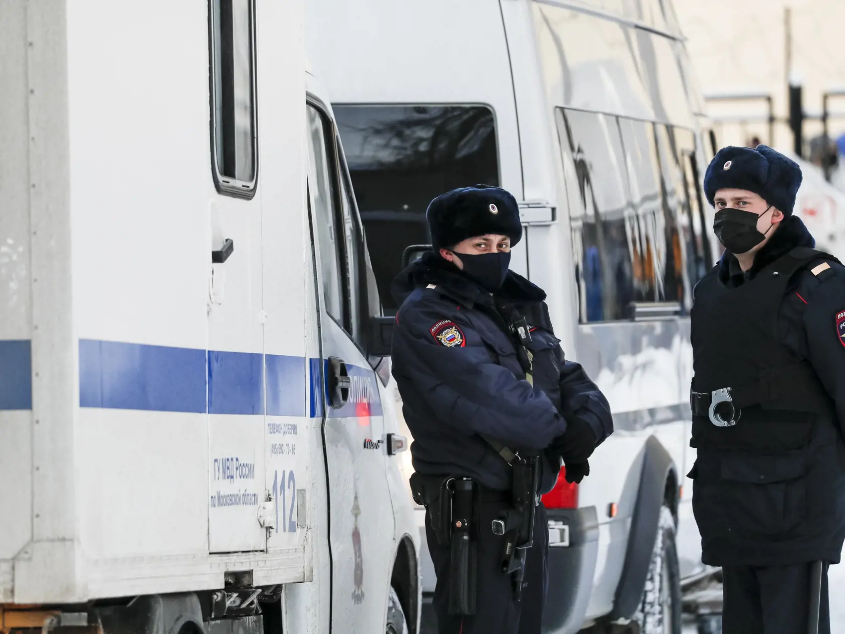 KK32 Moskva - Policajti stoja pred vstupom do policajnej stanice počas súdneho pojednávania Alexeja Navaľného 18. januára 2021 v meste Chimki v metropolitnej oblasti Moskvy. Ruský opozičný politik Alexej Navaľnyj kritizoval podmienky, za akých v pondelok začal súd rozhodovať o jeho vzatí do väzby. "Toto je najvyšší stupeň bezprávia, inak sa to nazvať nedá," vyhlásil Navaľnyj. Vo videu, ktoré na sociálnej sieti Twitter zverejnila jeho hovorkyňa Kira Jarmyšová, Navaľnyj popísal, že "doslova pred m