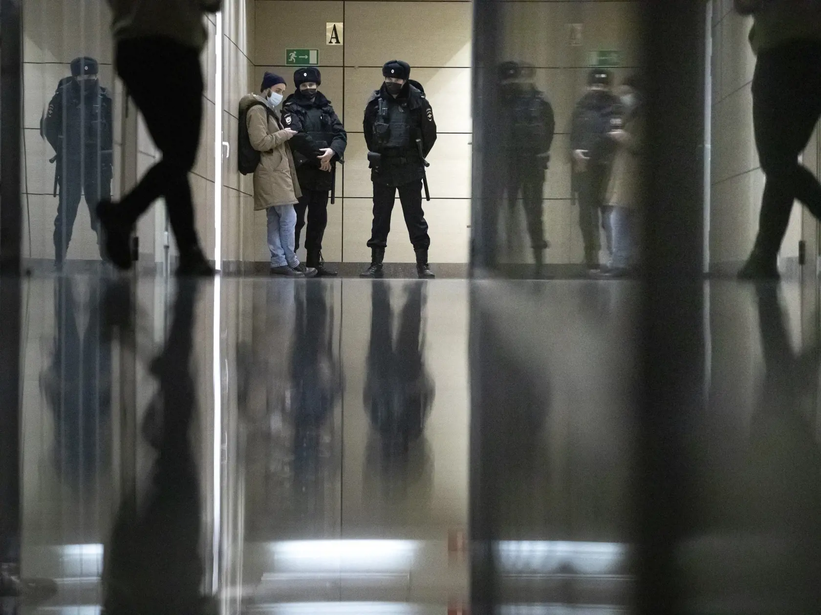 KK17 Moskva - Policajti hliadkujú v kancelárii  Fondu boja proti korupcii (FBK) v Moskve 27. januára 2021. Ruská polícia v stredu prehľadala moskovský byt opozičného politika Alexeja Navaľného. Domová prehliadka súvisí s vyšetrovaním možného porušenia "hygienických a epidemiologických nariadení," priblížil na Twitteri Navaľného spolupracovník Ivan Ždanov, píše agentúra AFP.  Ždanov tiež informoval o policajnej prehliadke v kancelárii Navaľného protikorupčnej nadácie a v ďalšom moskovskom byte, v