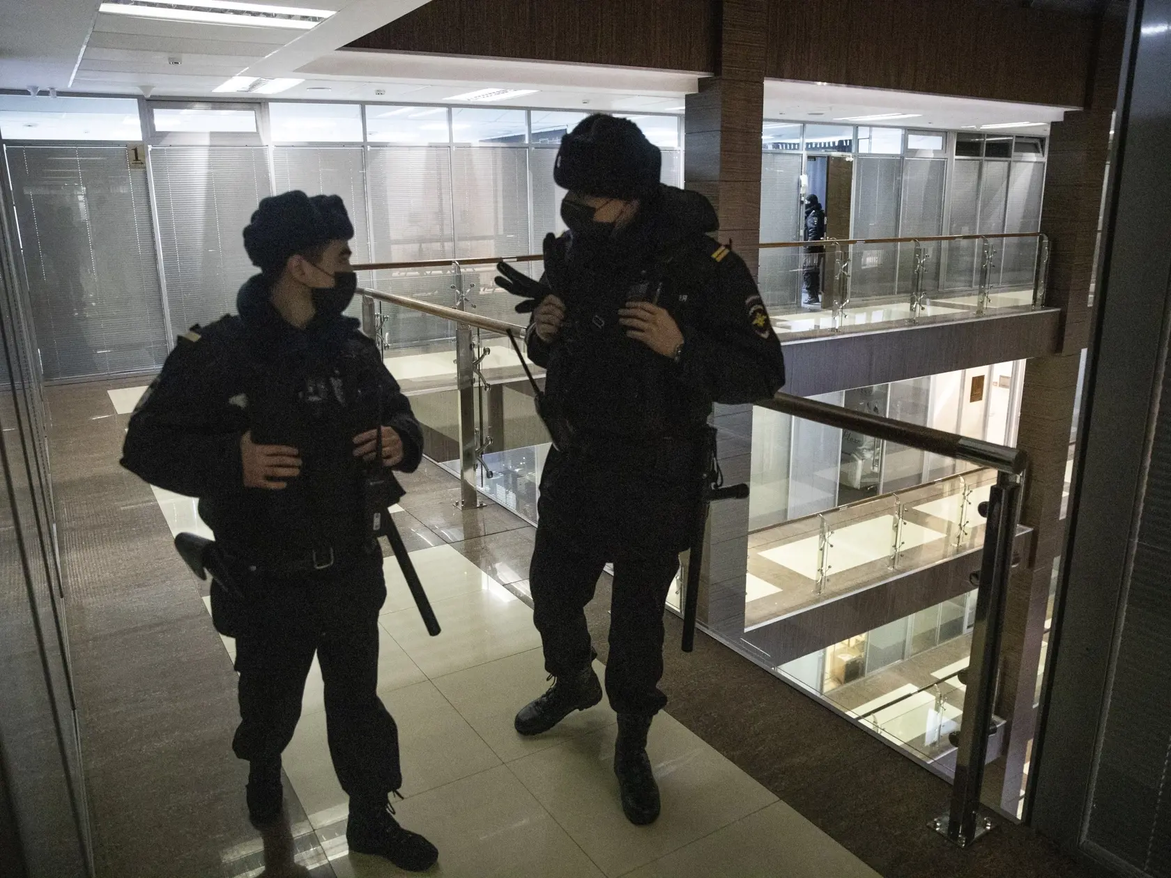 KK16 Moskva - Policajti hliadkujú v kancelárii  Fondu boja proti korupcii (FBK) v Moskve 27. januára 2021. Ruská polícia v stredu prehľadala moskovský byt opozičného politika Alexeja Navaľného. Domová prehliadka súvisí s vyšetrovaním možného porušenia "hygienických a epidemiologických nariadení," priblížil na Twitteri Navaľného spolupracovník Ivan Ždanov, píše agentúra AFP.  Ždanov tiež informoval o policajnej prehliadke v kancelárii Navaľného protikorupčnej nadácie a v ďalšom moskovskom byte, v