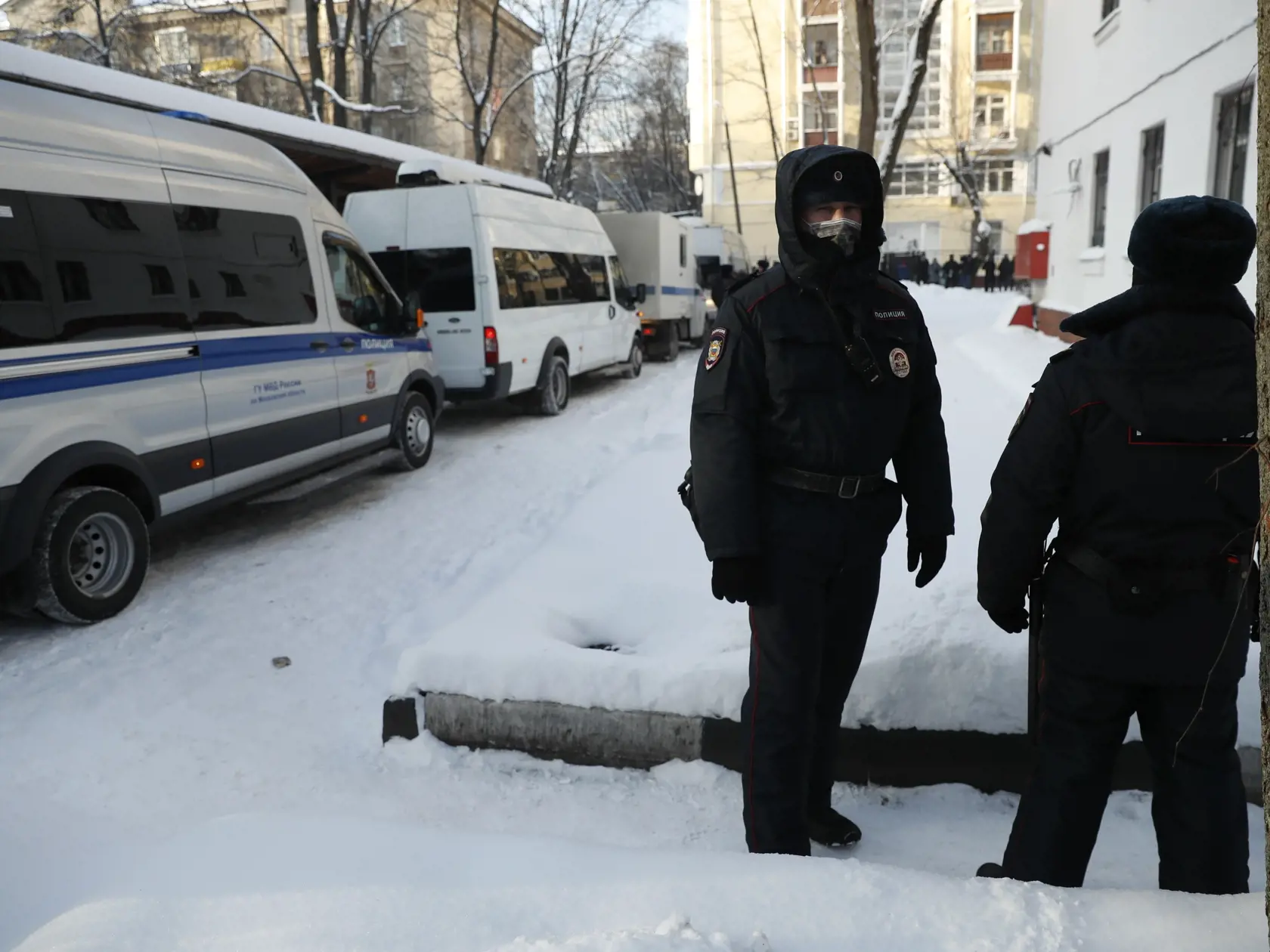 KK33 Moskva - Policajti stoja pred vstupom do policajnej stanice počas súdneho pojednávania Alexeja Navaľného 18. januára 2021 v meste Chimki v metropolitnej oblasti Moskvy. Ruský opozičný politik Alexej Navaľnyj kritizoval podmienky, za akých v pondelok začal súd rozhodovať o jeho vzatí do väzby. "Toto je najvyšší stupeň bezprávia, inak sa to nazvať nedá," vyhlásil Navaľnyj. Vo videu, ktoré na sociálnej sieti Twitter zverejnila jeho hovorkyňa Kira Jarmyšová, Navaľnyj popísal, že "doslova pred m