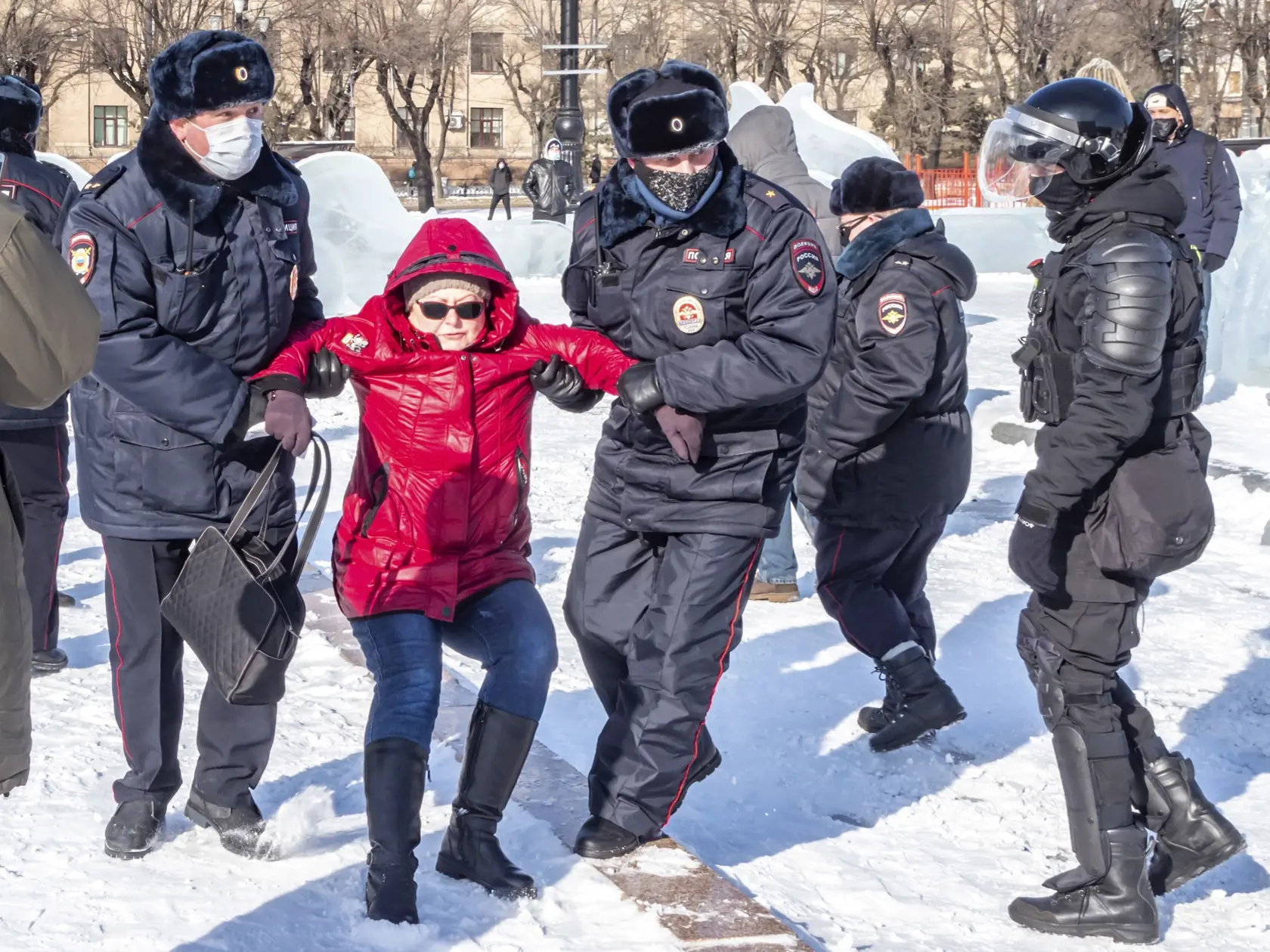 EBE 19 Chabarovsk - Na snímke policajti zatýkajú ženu počas protestu proti uväzneniu vodcu ruskej opozície Alexeja Navaľného v Chabarovsku v Rusku v nedeľu 31. januára 2021. FOTO TASR/AP
Police officers detain a woman during a protest against the jailing of opposition leader Alexei Navalny in Khabarovsk, 6,100 kilometers (3,800 miles) east of Moscow, Russia, on Sunday, Jan. 31, 2021. Thousands of people took to the streets Sunday across Russia to demand the release of jailed opposition leader Al