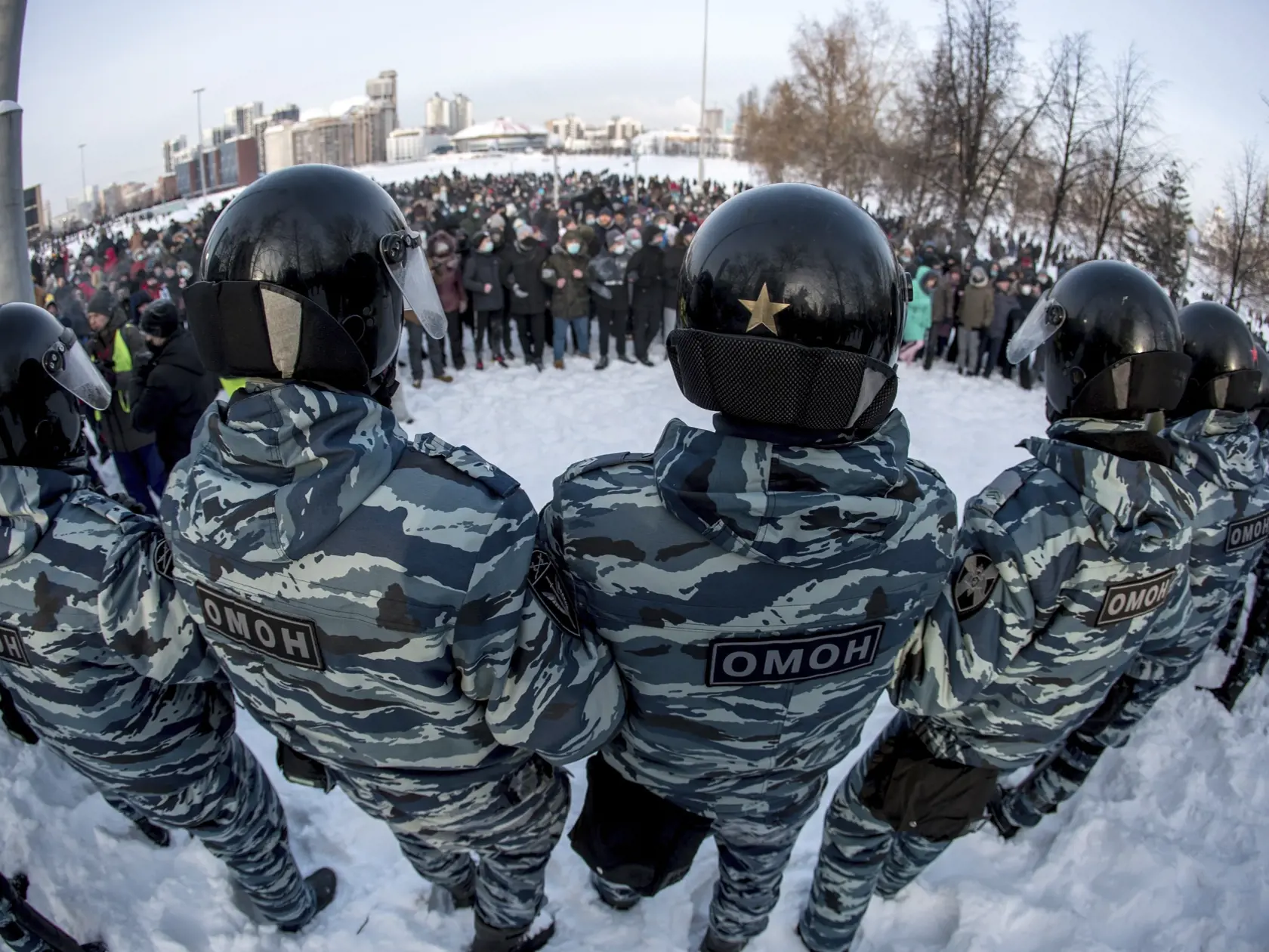 JB 39 Jekaterinburg - Policajti blokujú demonštrantov počas protestu proti väzneniu ruského opozičného lídra Alexeja Navaľného v Jekaterinburgu 23. januára 2021. Na sobotňajšej demonštrácii za prepustenie opozičného politika Alexeja Navaľného v Moskve zadržali aj jeho manželku Juliju. V Moskve a desiatkach ďalších miest v Rusku sa v sobotu konajú nepovolené demonštrácie na podporu Navaľného, ktorého minulý týždeň po návrate z Berlína zadržali na letisku v Moskve a umiestnili do vyšetrovacej väzb