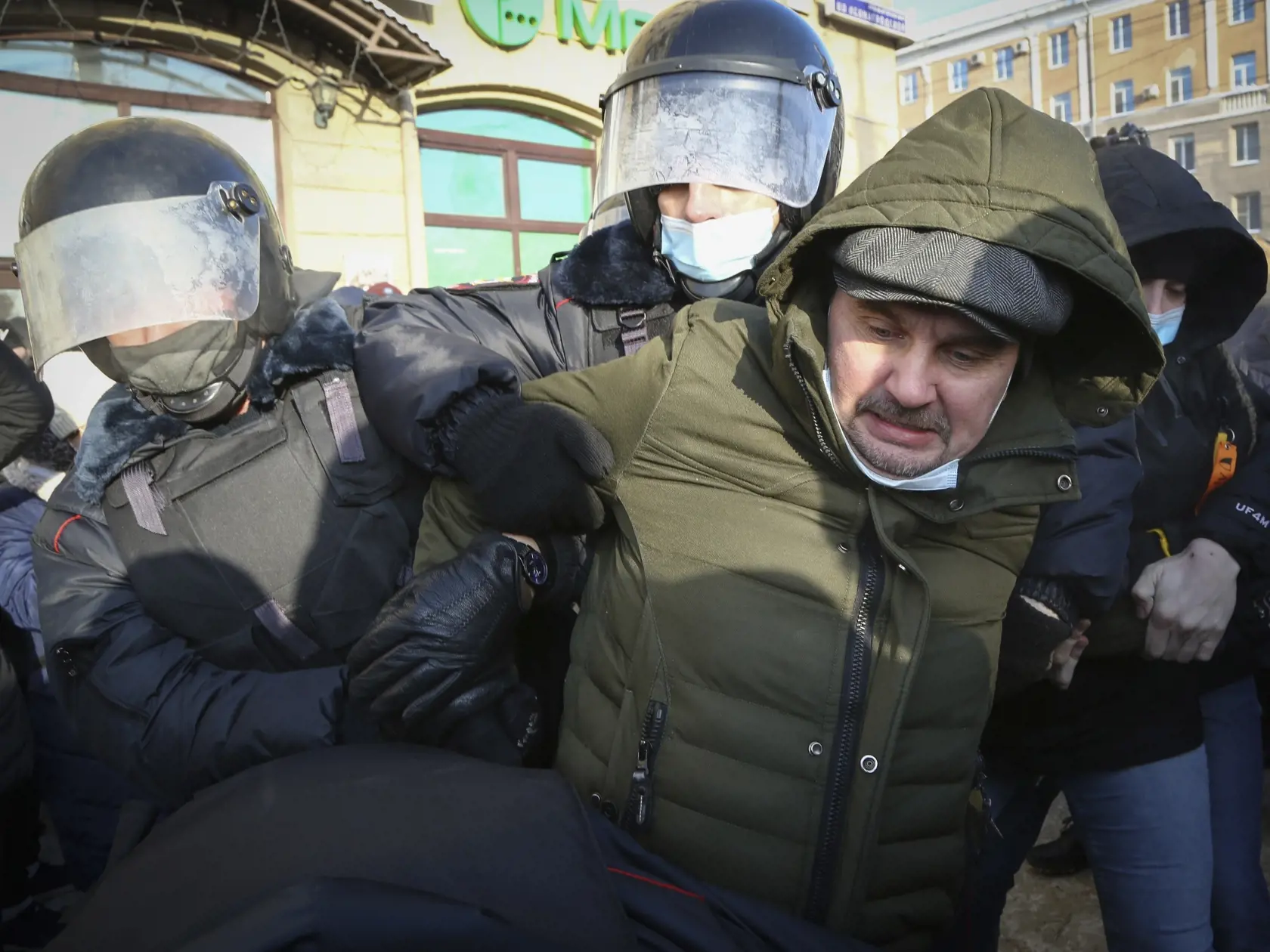 JB 35 Moskva - Policajti zatýkajú muža počas protestu proti väzneniu ruského opozičného lídra Alexeja Navaľného v Moskve 23. januára 2021. Na sobotňajšej demonštrácii za prepustenie opozičného politika Alexeja Navaľného v Moskve zadržali aj jeho manželku Juliju. V Moskve a desiatkach ďalších miest v Rusku sa v sobotu konajú nepovolené demonštrácie na podporu Navaľného, ktorého minulý týždeň po návrate z Berlína zadržali na letisku v Moskve a umiestnili do vyšetrovacej väzby. Ruské úrady varovali