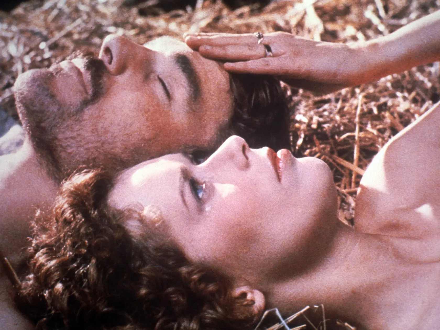 Nicholas Clay a Sylvia Kristel vo filme Milenec Lady Chatterlyovej  (1982)