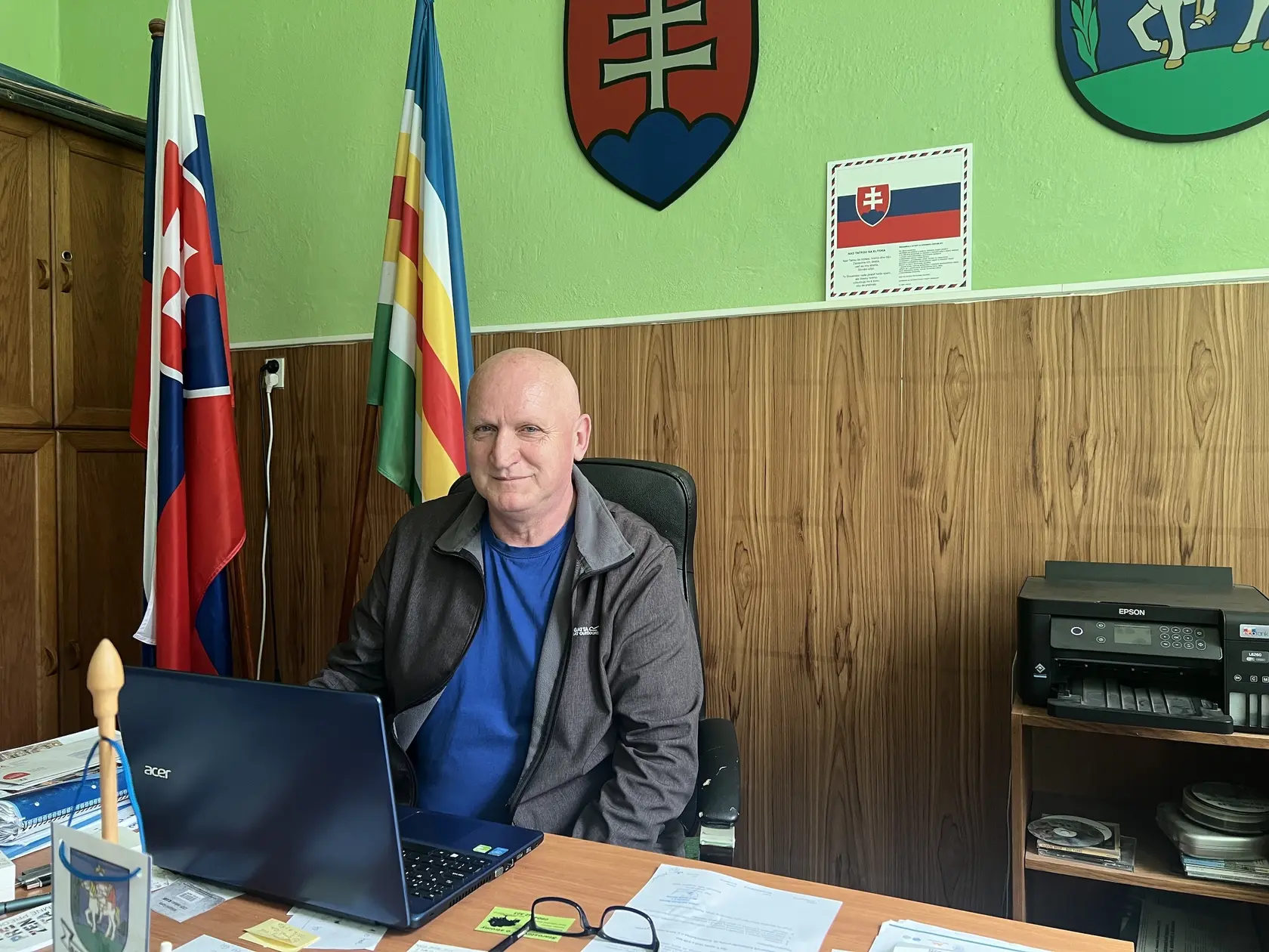 Starosta obce Banský Studenec, Pavol Santoris, potvrdil, že obec reagovala na jeden z podnetov výzvou pre vlastníkov nehnuteľností v rekreačnej oblasti.