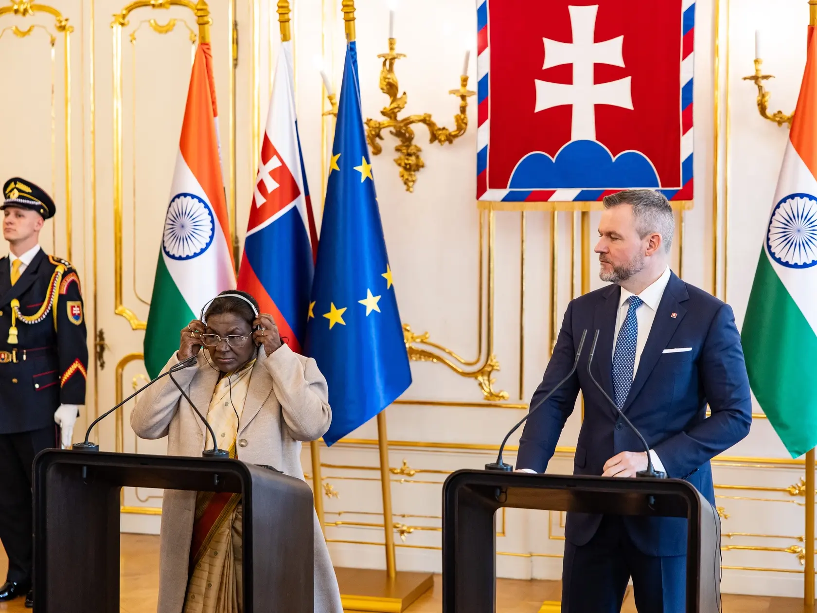 Prezident SR Peter Pellegrini víta v Grasalkovičovom paláci prezidentku Indickej republiky Draupadi Murmúovú.
