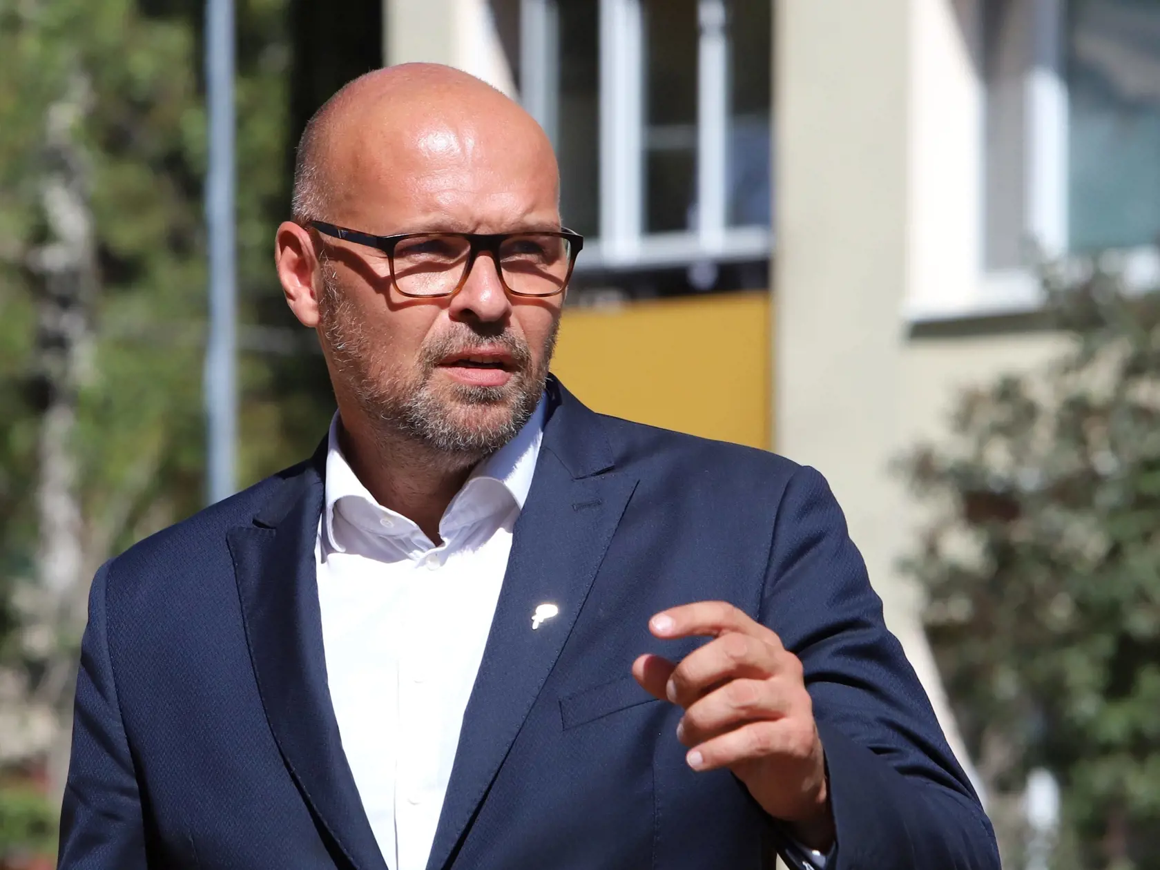 Oficiálne ohlásenie kandidatúry poslanca mestského zastupiteľstva Daniela Karasa na post primátora mesta Banská Bystrica. Svojou účasťou ho podporili aj predseda strany SMER – sociálna demokracia Robert Fico, kandidát na post predsedu Banskobystrického samosprávneho kraja, Adrian Polóny a ďalší predstavitelia strany SMER-SD a poslanci mestského zastupiteľstva. Na snímke Daniel Karas počas tlačovej konferencie, na ktorej oznámil svoju kandidatúru v Banskej Bystrici 9. septembra 2022. FOTO TASR - 