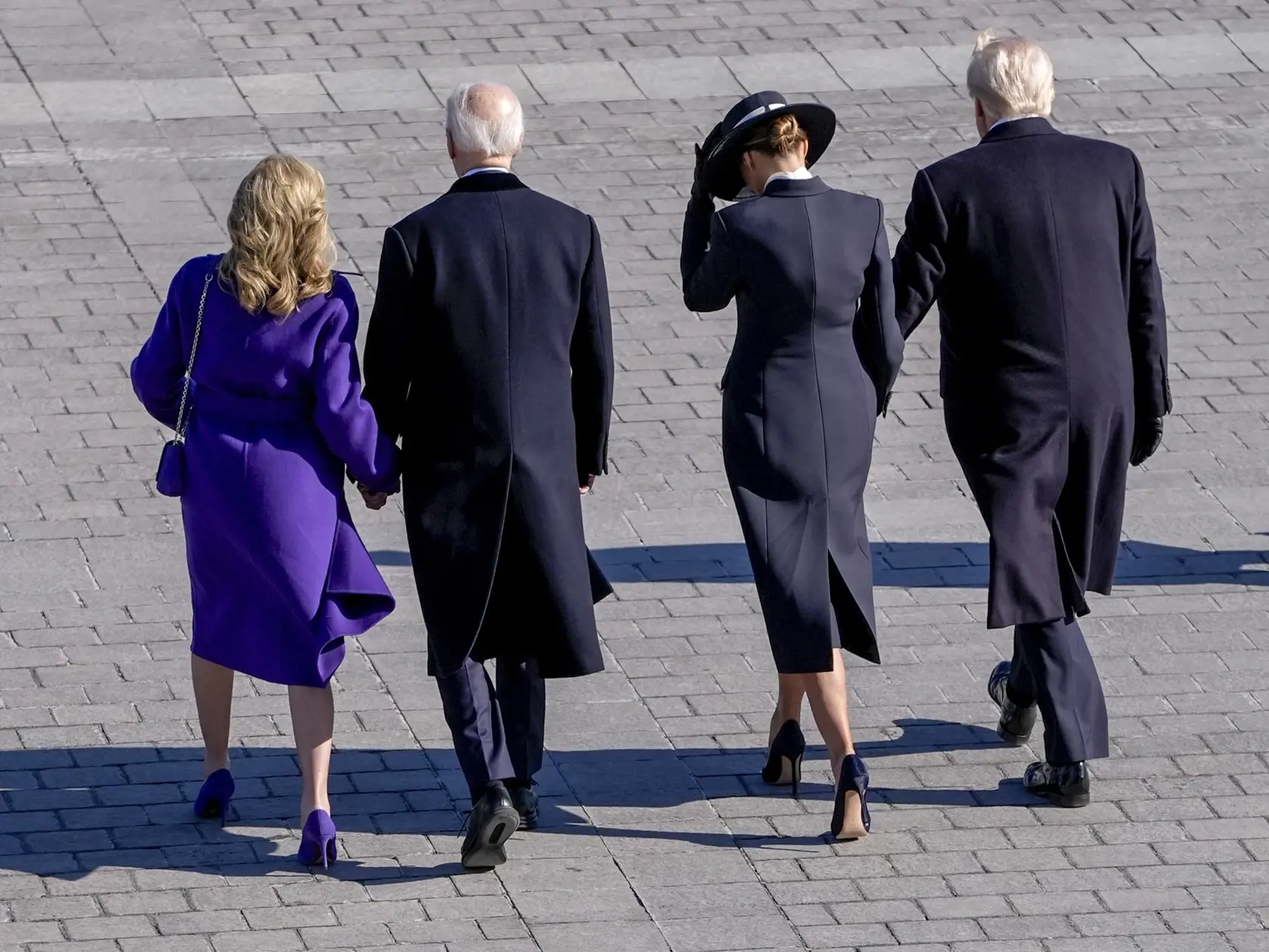 JB 47 Washington - Sprava americký prezident Donald Trump a prvá dáma USA Melanie Trumpová kráčajú s bývalým prezidentom USA Joeom Bidenom a bývalou prvou dámou USA Jill Bidenovou k vrtuľníku Marine, ktorý ich dopraví na základňu základňu Andrews po dnešnej inaugurácii 47. prezidenta USA Donalda Trumpa a 50. viceprezidenta JD Vancea v Rotunde amerického Kapitolu vo Washingtone 20. januára 2025. Bývalý prezident Joe Biden s manželkou Jill po prísahe zvoleného prezidenta Donalda Trumpa opustili Kapitol a vrtuľníkom sa z Washingtonu presunuli na vojenskú základňu Andrews v štáte Maryland, odkiaľ sa potom vydali na cestu do Kalifornie. Informovala o tom americká spravodajská televízia CNN, píše TASR. Odletu vrtuľníka s Bidenovcami na palube sa okrem Trumpa a staronovej prvej dámy Melanie prizeral aj nový viceprezident USA J.D. Vance s manželkou. FOTO TASR/AP

President Donald Trump, from right, and first lady Melania Trump walk with former President Joe Biden and Jill Biden to board a Marine helicopter as the Bidens depart to Joint Base Andrews after the 60th Presidential Inauguration, Monday, Jan. 20, 2025, at the U.S. Capitol in Washington. (Jack Gruber/Pool Photo via AP)
