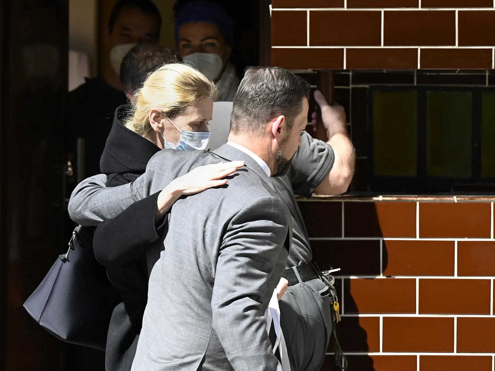 Na snímke zľava bývalá štátna tajomníčka Monika J. vychádza spolu so svojím obhajcom Petrom Erdösom z Nemocnice pre obvinených a odsúdených v Trenčíne, 26. mája 2021. Dozorový prokurátor v kauze prevodu baru Fatima rozhodol o prepustení bývalej štátnej tajomníčky Moniky J. z väzby. TASR o tom informoval hovorca Generálnej prokuratúry SR Dalibor Skladan. Monika J. bola vo väzbe od marca minulého roka, keď ju zadržali v rámci akcie Búrka.