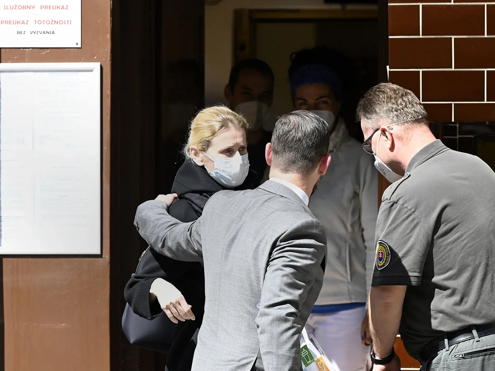 Na snímke zľava bývalá štátna tajomníčka Monika J. vychádza spolu so svojím obhajcom Petrom Erdösom z Nemocnice pre obvinených a odsúdených v Trenčíne, 26. mája 2021. Dozorový prokurátor v kauze prevodu baru Fatima rozhodol o prepustení bývalej štátnej tajomníčky Moniky J. z väzby. TASR o tom informoval hovorca Generálnej prokuratúry SR Dalibor Skladan. Monika J. bola vo väzbe od marca minulého roka, keď ju zadržali v rámci akcie Búrka.