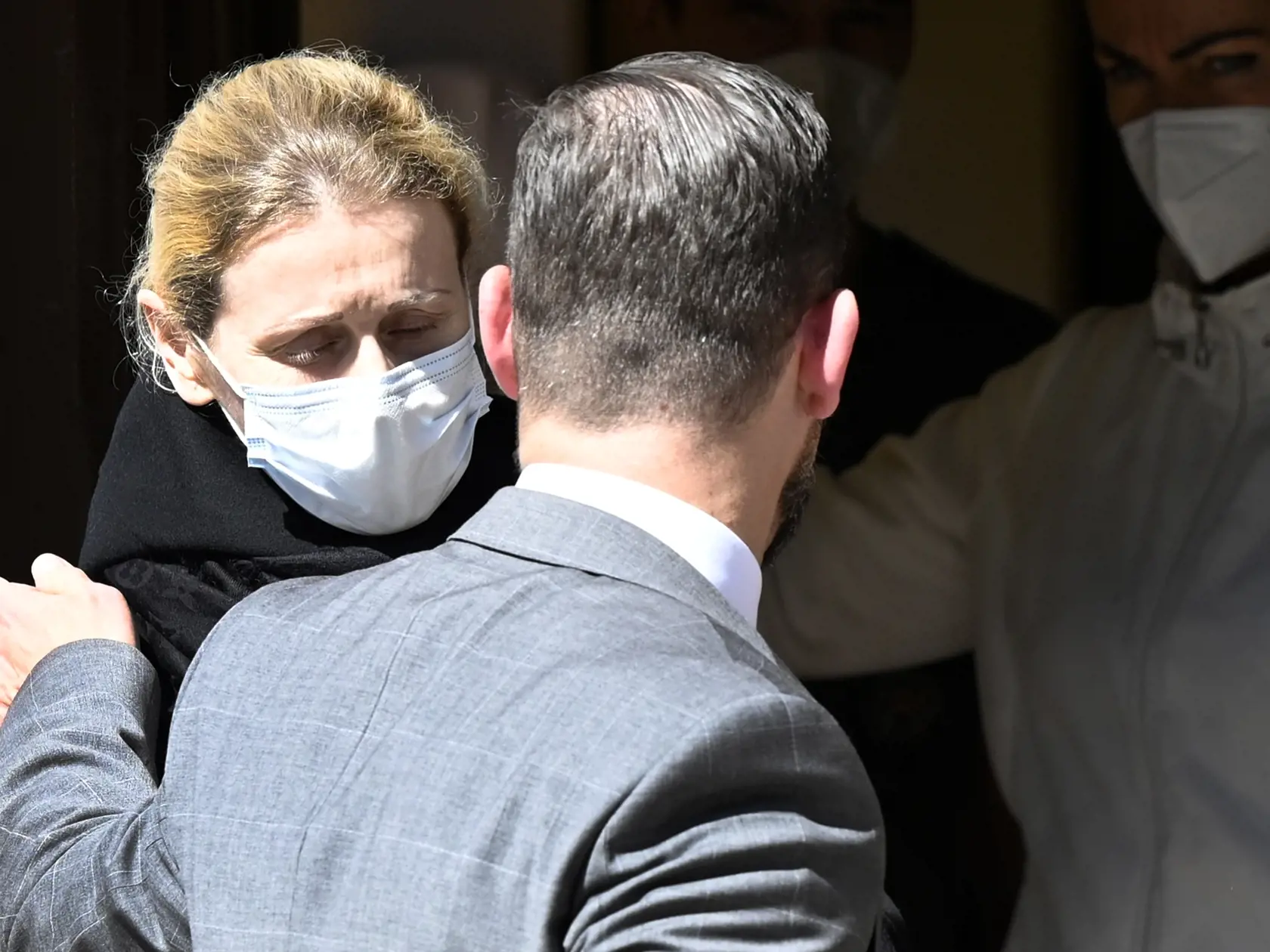 Na snímke zľava bývalá štátna tajomníčka Monika J. vychádza spolu so svojím obhajcom Petrom Erdösom z Nemocnice pre obvinených a odsúdených v Trenčíne, 26. mája 2021. Dozorový prokurátor v kauze prevodu baru Fatima rozhodol o prepustení bývalej štátnej tajomníčky Moniky J. z väzby. TASR o tom informoval hovorca Generálnej prokuratúry SR Dalibor Skladan. Monika J. bola vo väzbe od marca minulého roka, keď ju zadržali v rámci akcie Búrka.