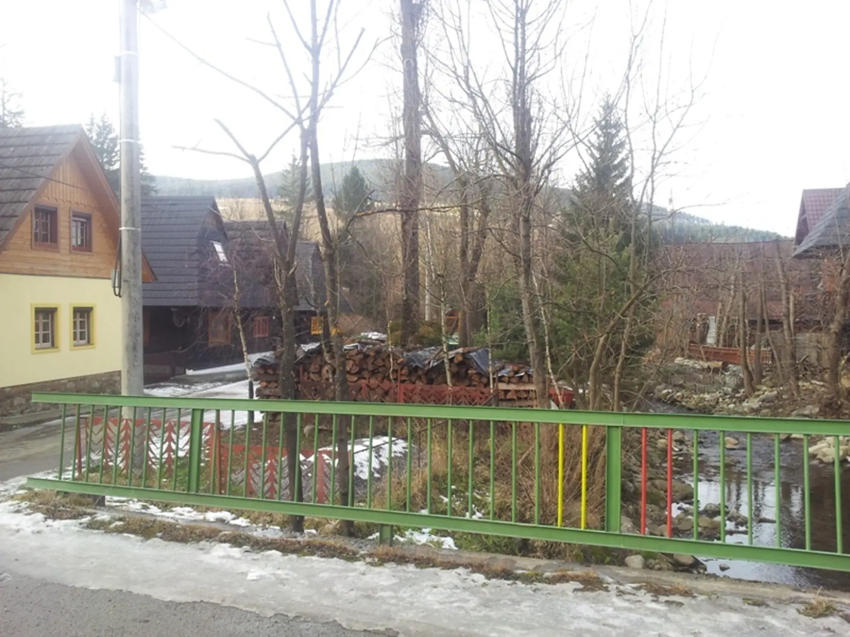 Dnes: Takto vyzerá ulica z trhu v Zuberci.