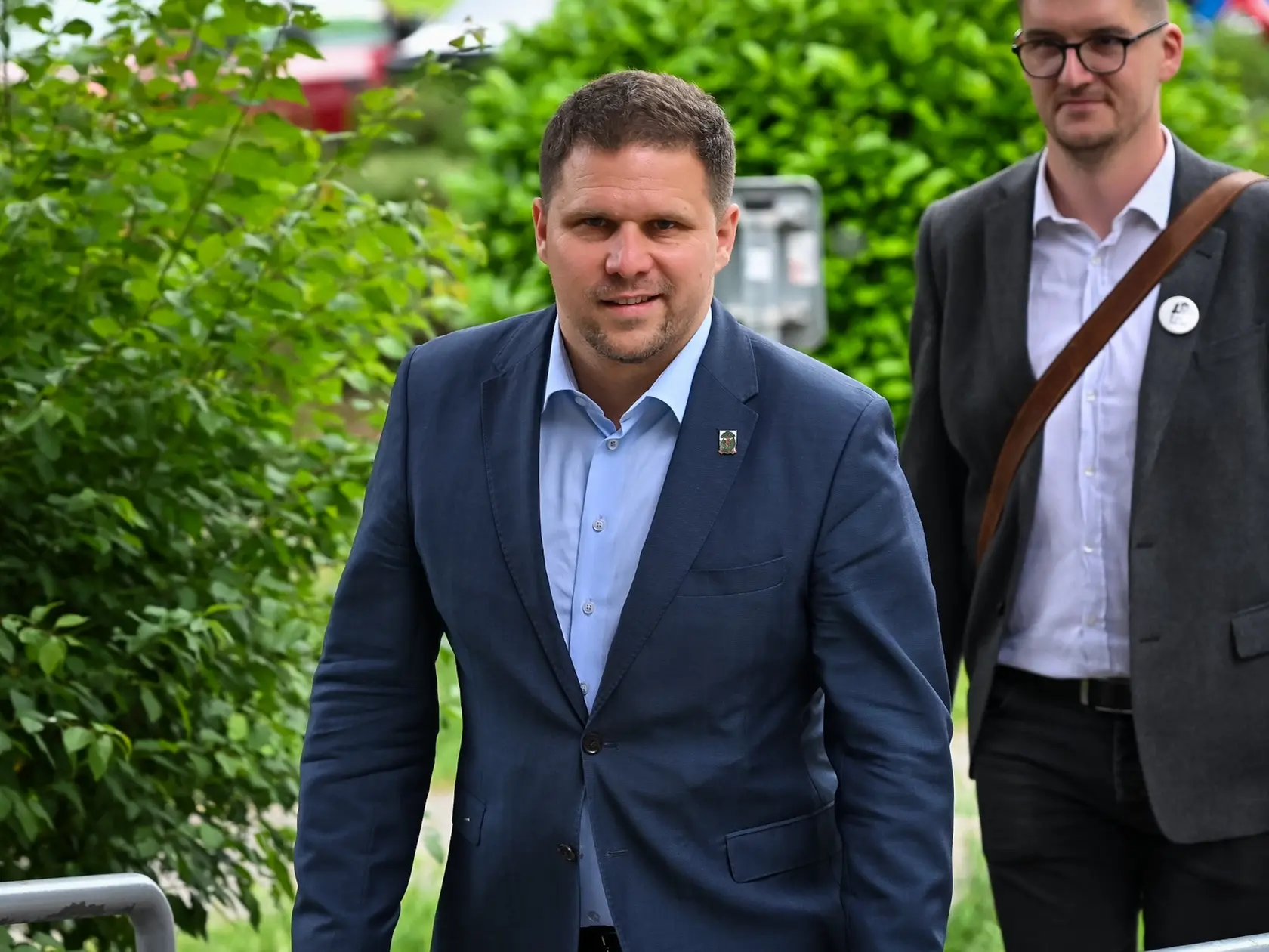 Na snímke starosta mestskej časti Bratislava - Petržalka Ján Hrčka (vľavo) prichádza na mimoriadne zasadnutie miestneho zastupiteľstva bratislavskej mestskej časti Petržalka v stredu 21. mája 2025. Starosta Petržalky Ján Hrčka v piatok informoval, že k 31. máju končí vo svojej funkcii. Vyvodzuje tak politickú zodpovednosť za podvod, ktorý v uplynulých dňoch odhalili na miestnom úrade. Podľa doteraz známych informácií si mal jeden zo zamestnancov mzdového oddelenia neoprávnene posielať minimálne od roku 2023 financie na svoje účty. Mestskej časti tak vznikla škoda za viac ako 2,7 milióna eur. Starosta svoje rozhodnutie vzdať sa mandátu odôvodnil tým, že na podvod neprišli skôr. FOTO TASR - Pavol Zachar