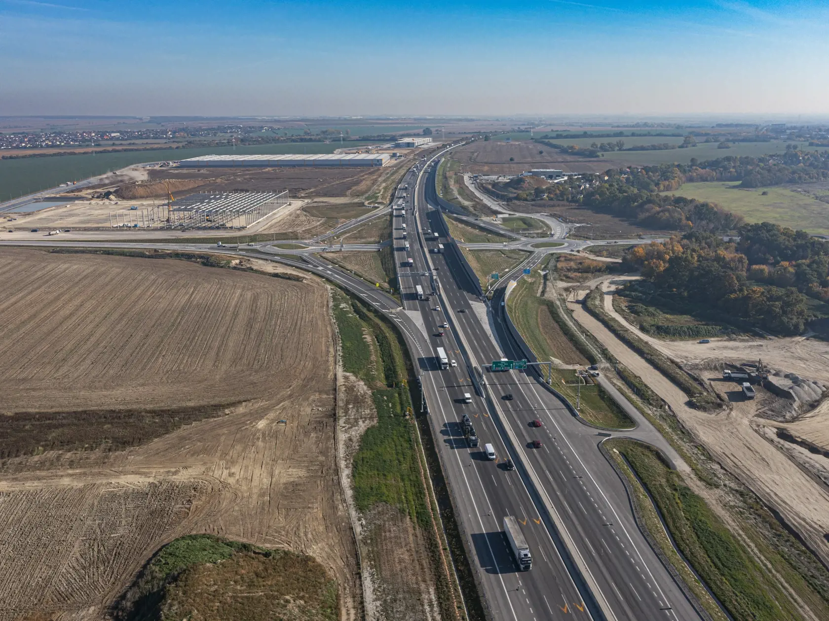 Národná diaľničná spoločnosť (NDS) spustila v piatok 29. októbra 2021 do ostrej prevádzky diaľničnú mimoúrovňovú križovatku Triblavina pri Bratislave. Umiestnená je na 18. kilometri diaľnice D1 medzi Bratislavou a Trnavou. Zlepšiť má dopravnú situáciu v okolí, najmä obyvateľom Bernolákova a ďalších spádových obcí. Na snímke z dronu križovatka Triblavina pri Bratislave 27. októbra 2021. FOTO TASR - Michal Svítok