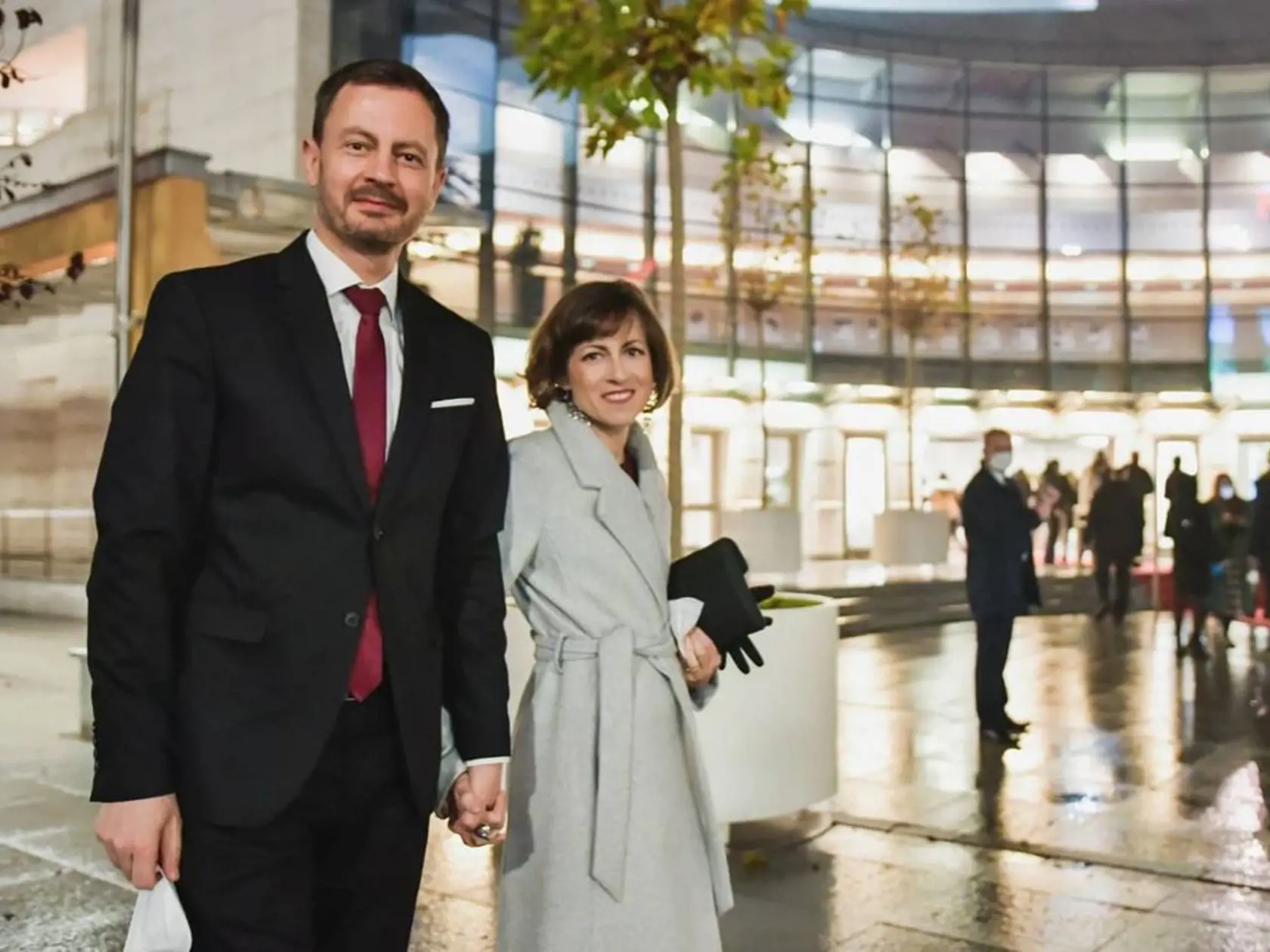 Premiér Eduard Heger (OĽaNO) má dôvod na úsmev! Po jeho boku totiž stojí sympatická manželka, ktorá ho dôstojne reprezentuje pri každej príležitosti.