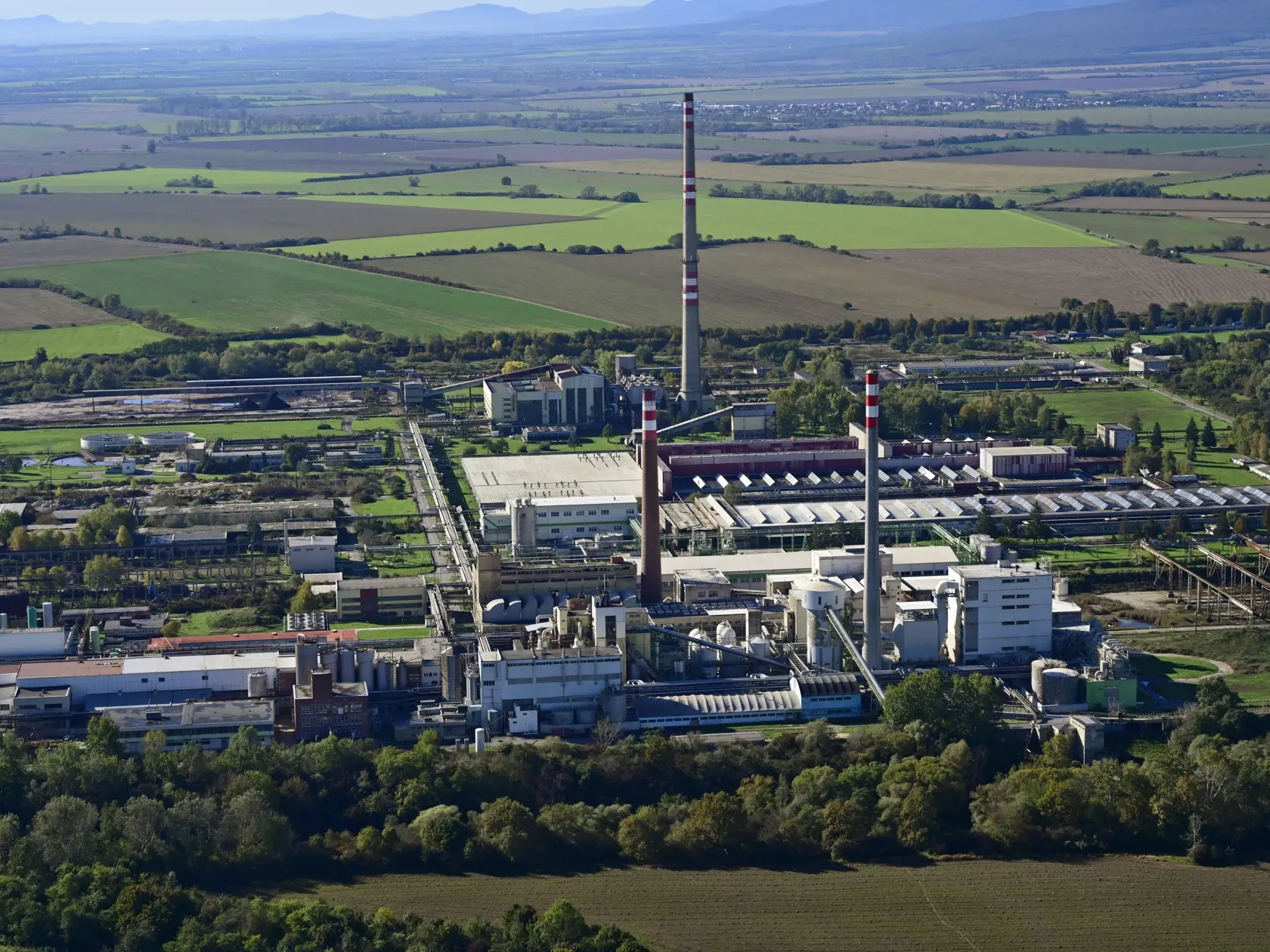 Na leteckej snímke zo 14. októbra 2024 areál fabriky spoločnosti BUKÓZA HOLDING, a. s. pri obci Hencovce v okrese Vranov nad Topľou. FOTO TASR - Milan Kapusta
