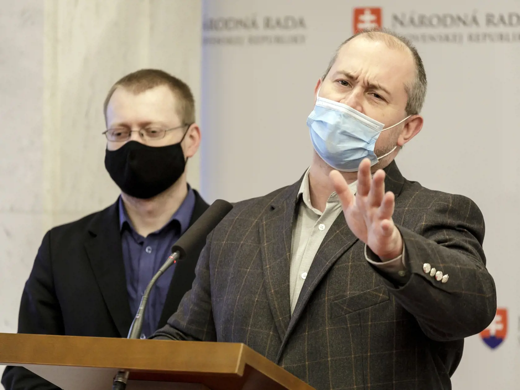 Na snímke je zľava poslanec NRSR Rastislav Schlosár a Marian Kotleba počas tlačovej konferencie klubu Kotlebovci - Ľudová strana Naše Slovensko.