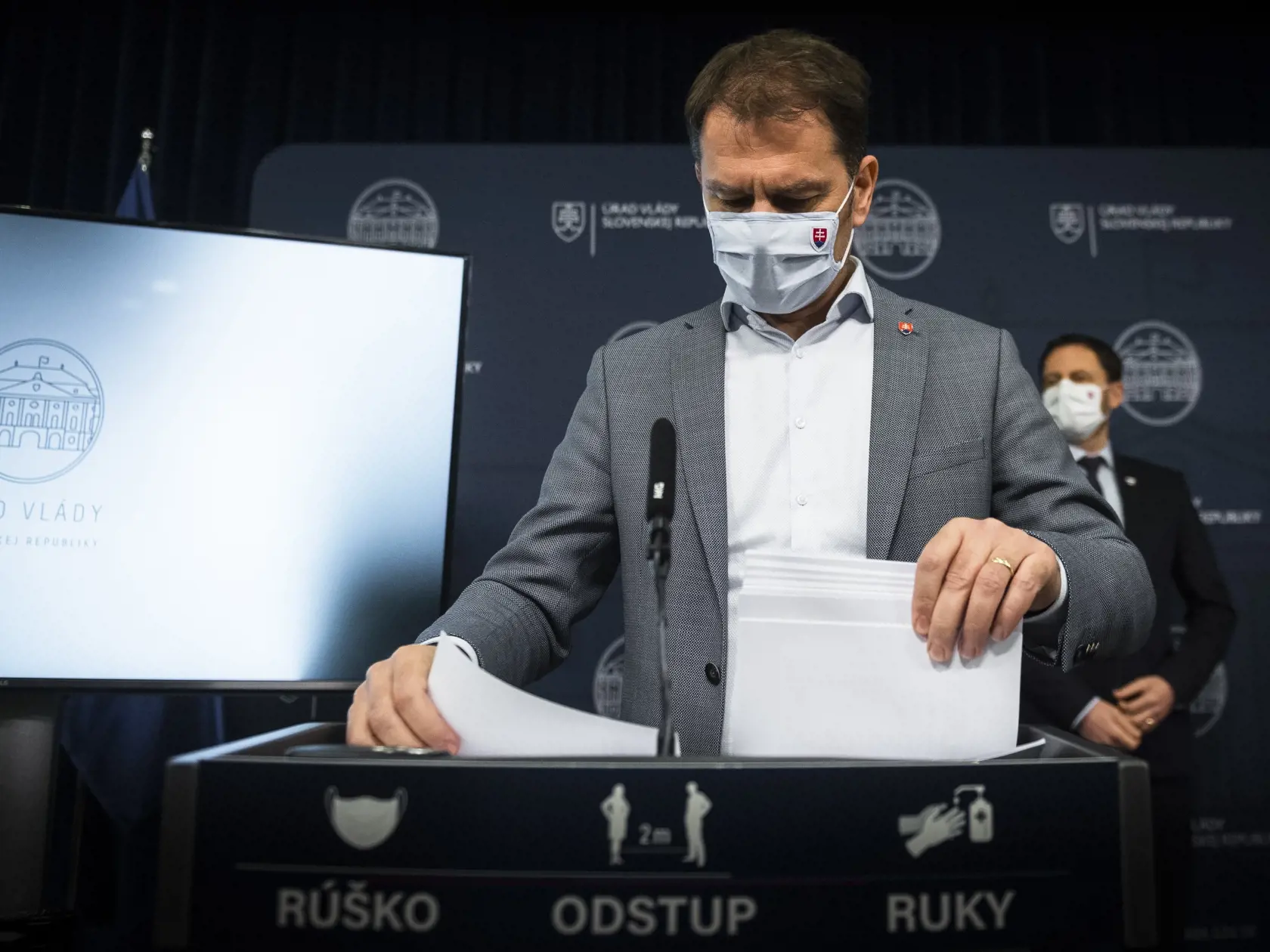 Na snímke v popredí predseda vlády SR Igor Matovič (OĽaNO) drží v rukách štúdiu britskej mutácie nového koronavírusu a v pozadí minister financií SR Eduard Heger (OĽaNO) počas tlačovej konferencie po 65. rokovaní vlády SR v Bratislave 11. januára 2021. FOTO TASR - Jaroslav Novák