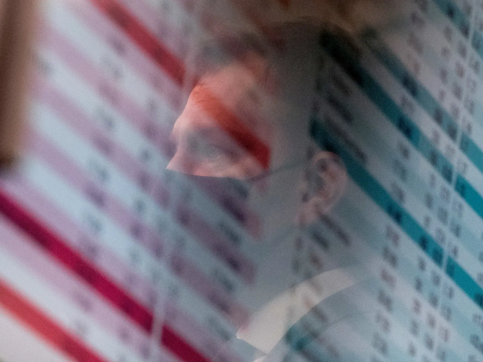 Na snímke v odraze obrazovky predseda vlády SR Igor Matovič počas tlačovej konferencie k priebežným výsledkom skríningového testovania 26. januára 2021 v Bratislave. FOTO TASR - Martin Baumann